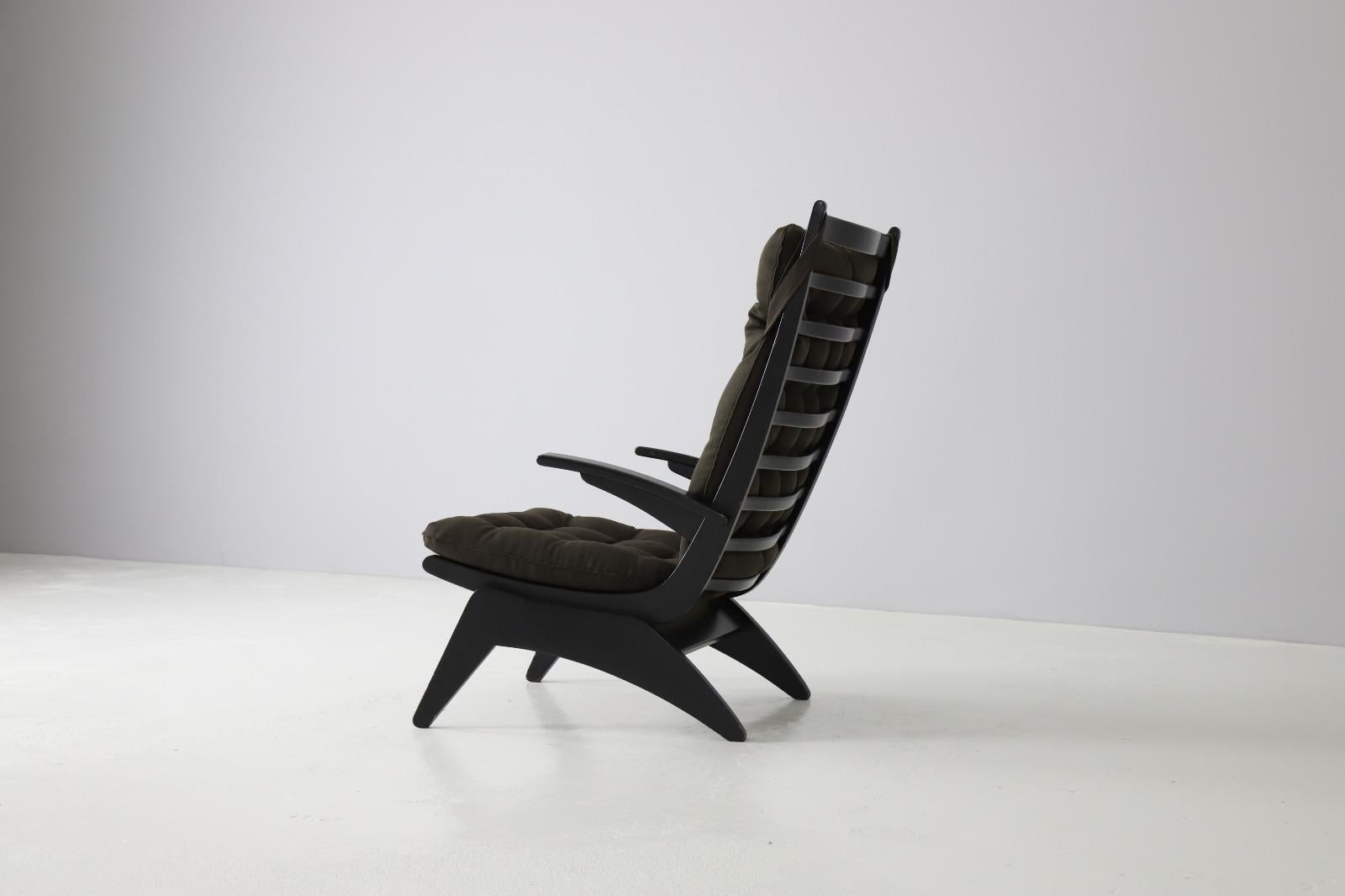 This lounge chair is the perfect example of early Dutch modernism. Beautiful solid oak construction covered in old black lacquer. Dark green fabric in high quality and 100% cotton.
Designed by well known Dutch modernist and founder of 'De Stijl',