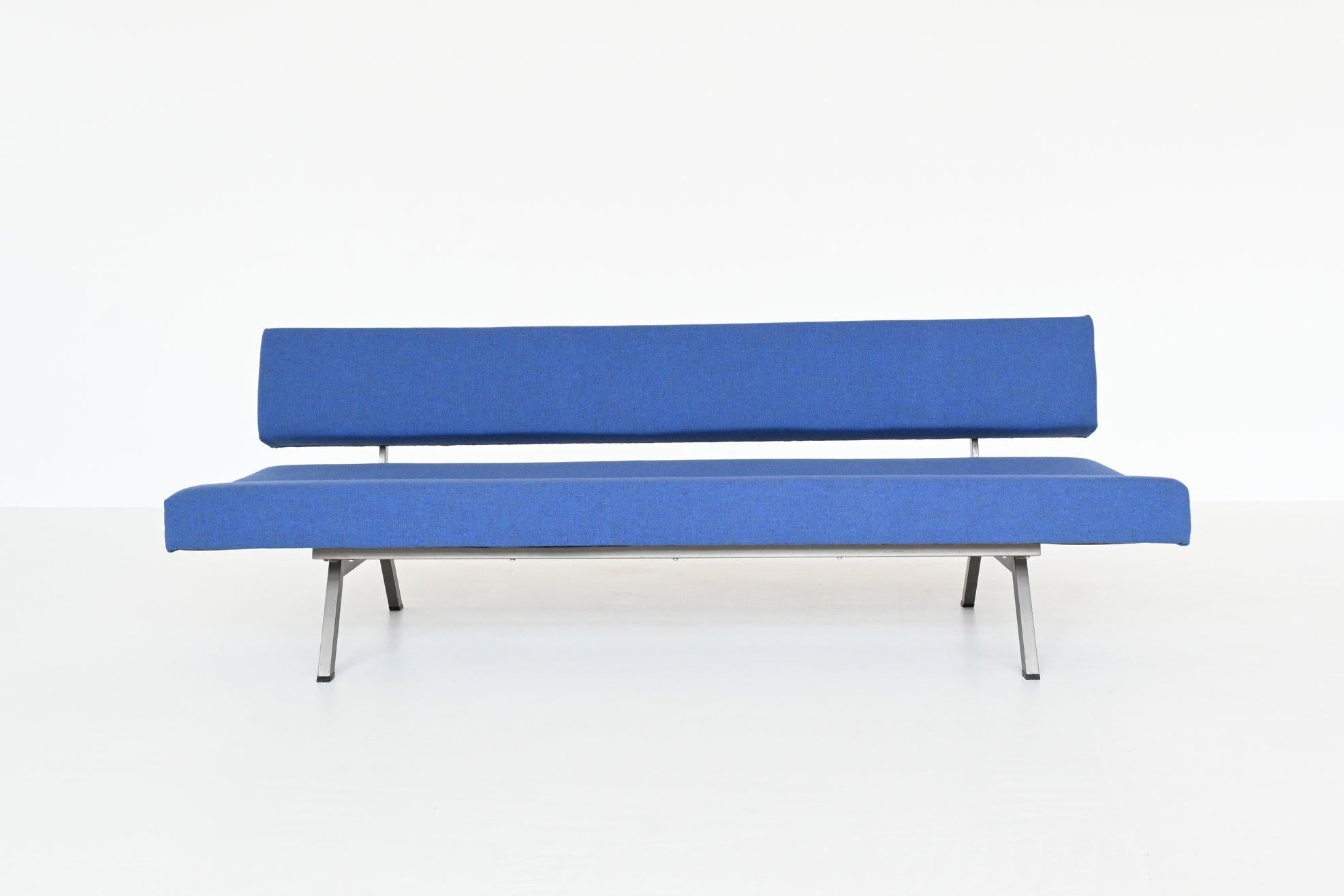 Fantastic shaped and made daybed sofa by unknown manufacturer or designer, The Netherlands 1960. This sofa has a metal frame and blue upholstery by Kvadrat, type Flora-2 786. This fabric is designed by Erik Ole Jorgensen, high quality and beautiful