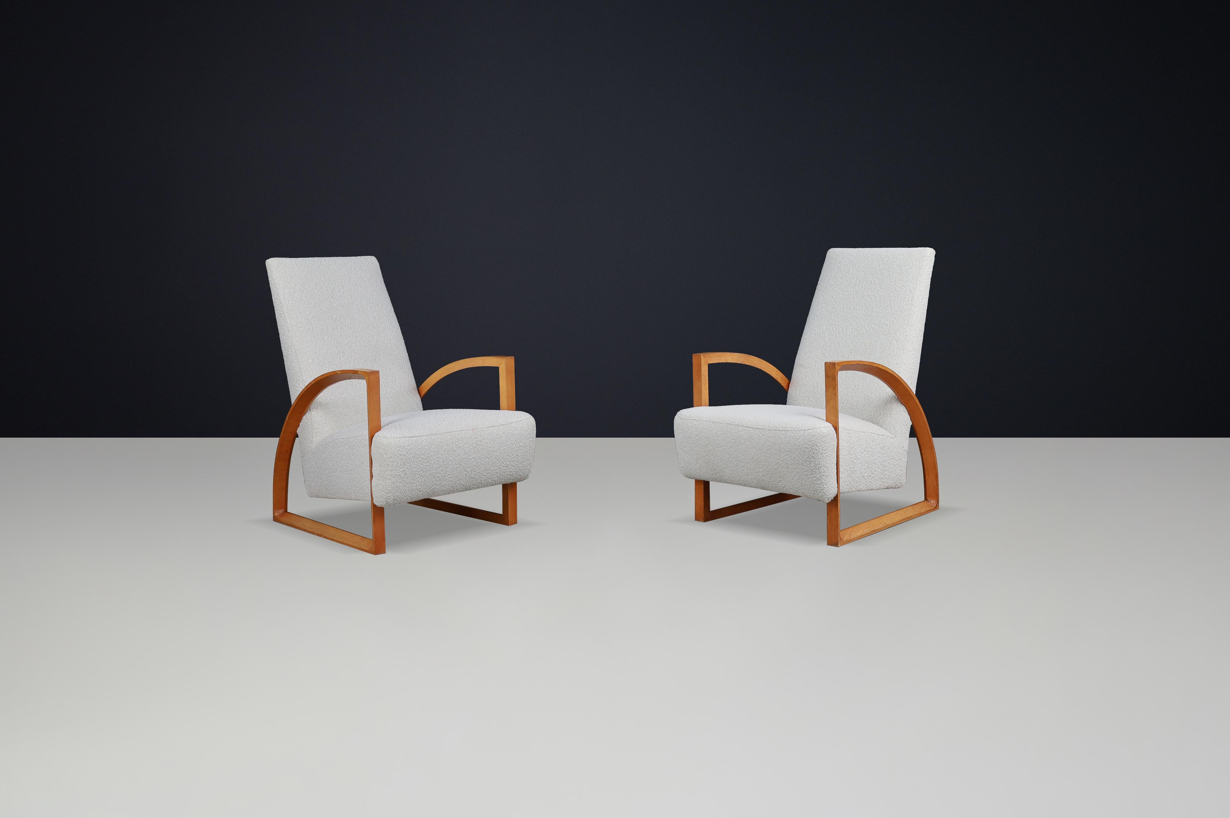 Set of 2 Dutch Modernist Oak Armchairs in New Bouclé Upholstery, The Netherlands, 1960s

This striking pair of Dutch modernist armchairs, crafted in the 1960s, embodies the refined minimalism and sculptural boldness of mid-century design from The