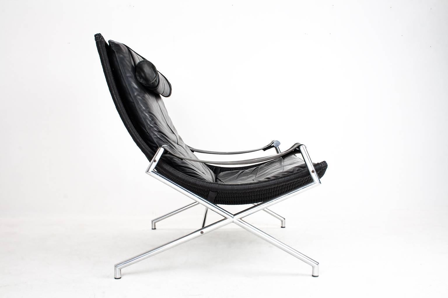 Pair of vintage Dutch modern lounge chairs in faux wicker, chromed metal and black leather by Gerard Van Den Berg for Rohé (1980, Noordwolde - the Netherlands). All in original condition, checked, cleaned and polished, all in excellent condition.