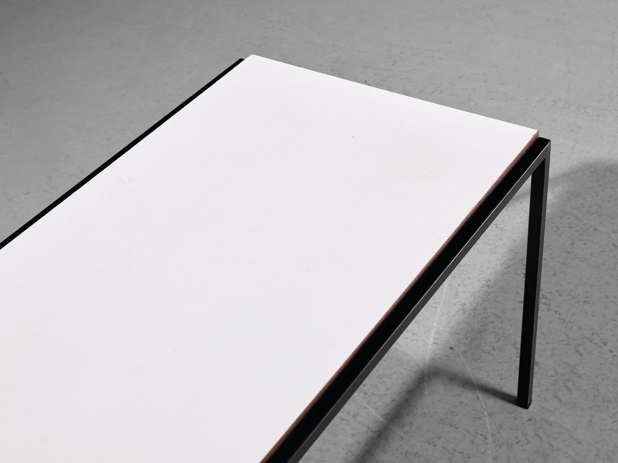 Table d'appoint moderniste néerlandaise en fer avec plateau blanc Bon état - En vente à Waalwijk, NL
