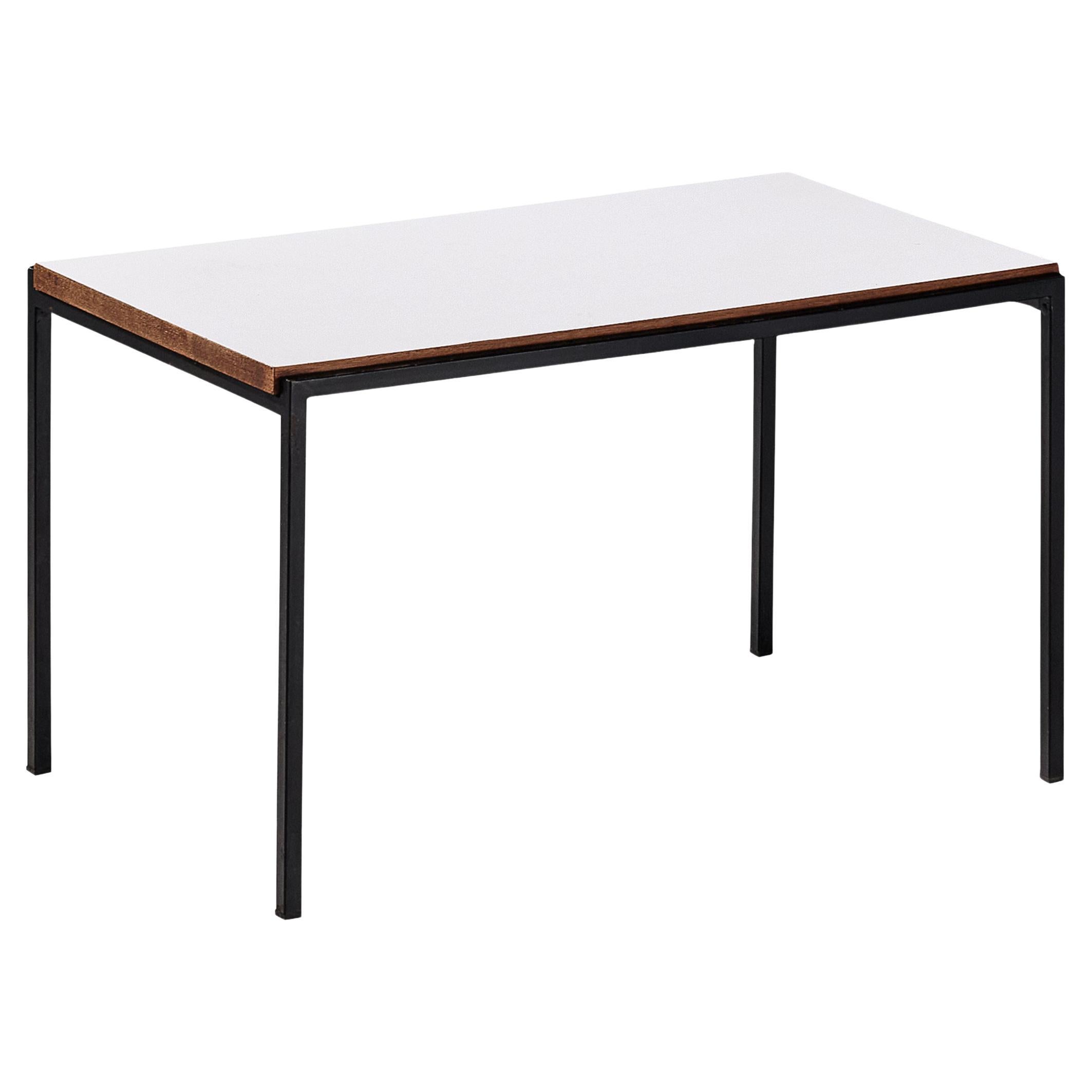 Table d'appoint moderniste néerlandaise en fer avec plateau blanc en vente