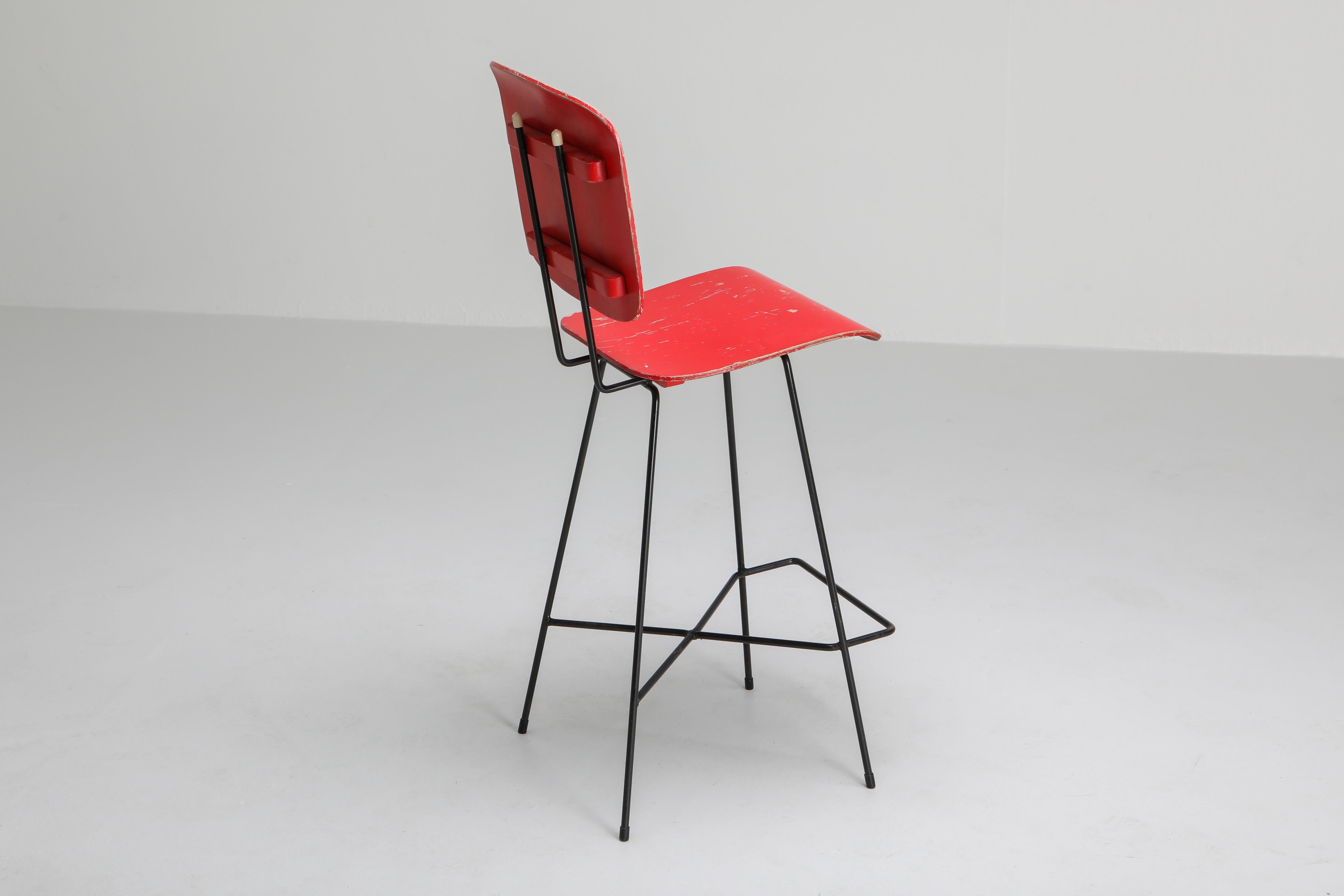 Bar stool, Coen de Vries for Everest Rotterdam, original red patina, Netherlands, 1950s
Dutch modernist piece from the Rietveld, Friso Kramer era.
Black lacquered metal frame, red patina plywood seating.
In amazing original condition.
 