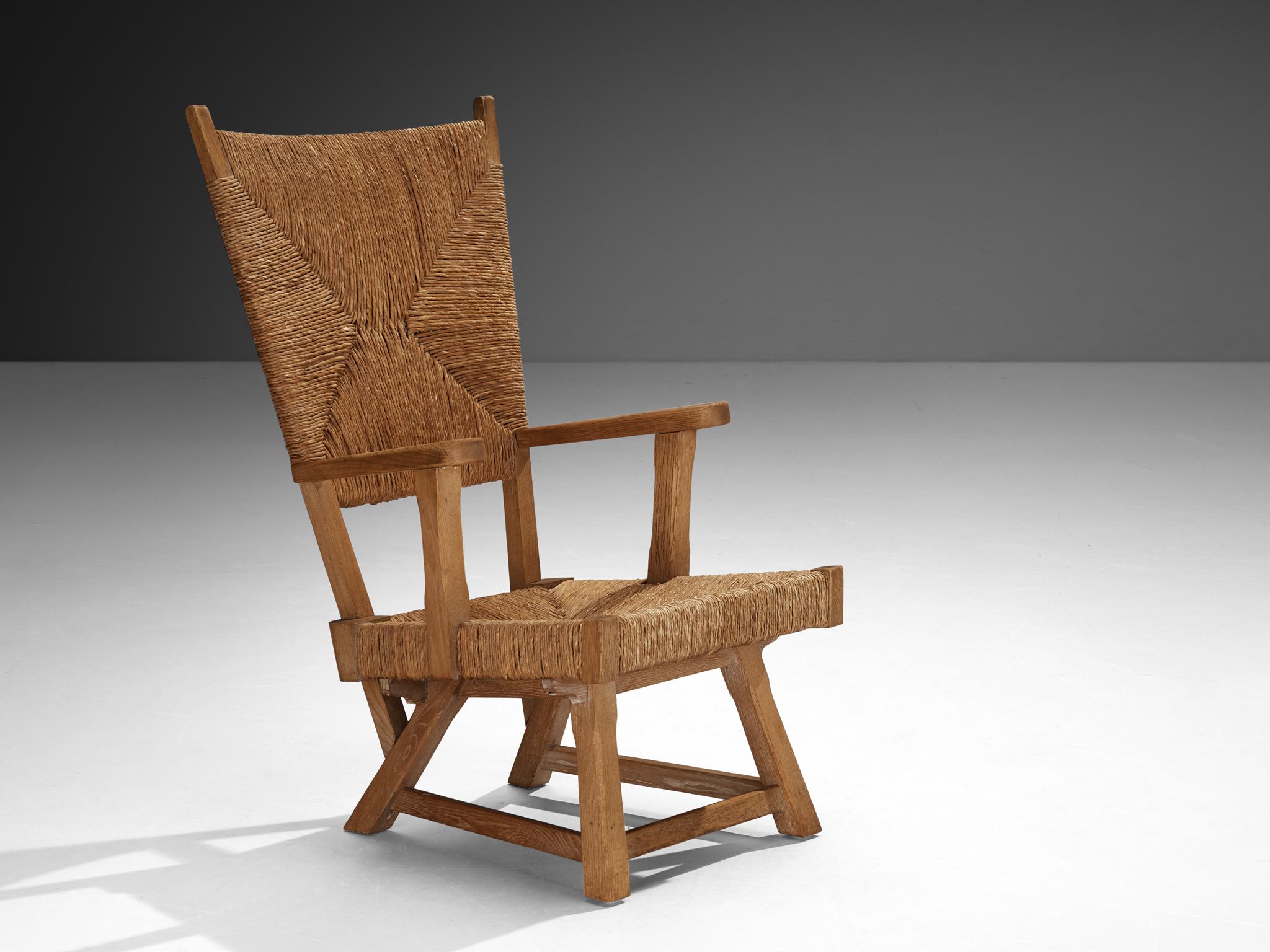 Poltrona, quercia, paglia, Paesi Bassi, anni '50

Questa poltrona monumentale, realizzata nei Paesi Bassi negli anni '50, è un esempio straordinario di design puro e mirato. Realizzata in rovere massiccio e paglia intrecciata a mano, la sedia