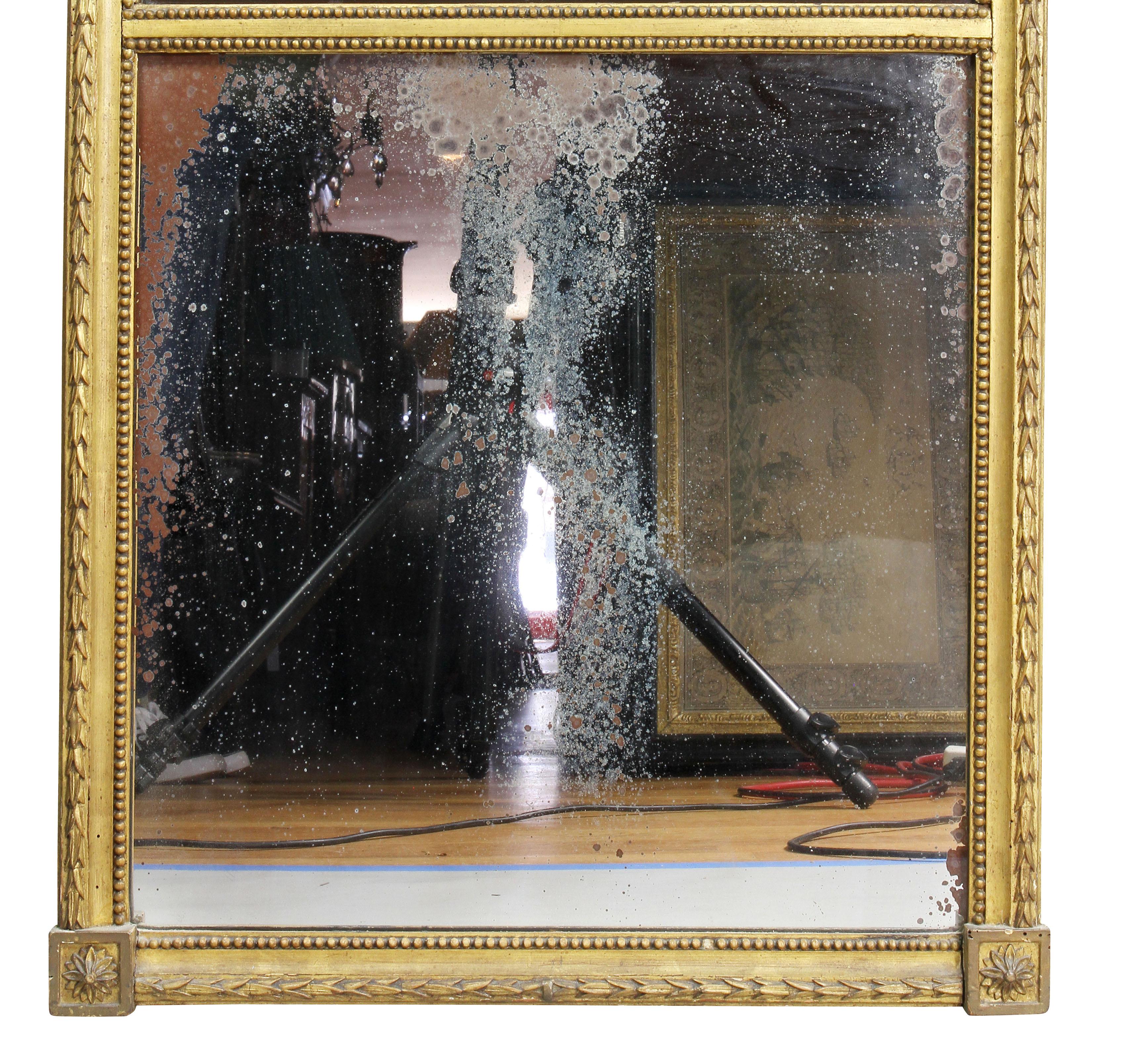 Niederländischer neoklassizistischer Spiegel aus vergoldetem Holz mit umgekehrter Bemalung im Angebot 1