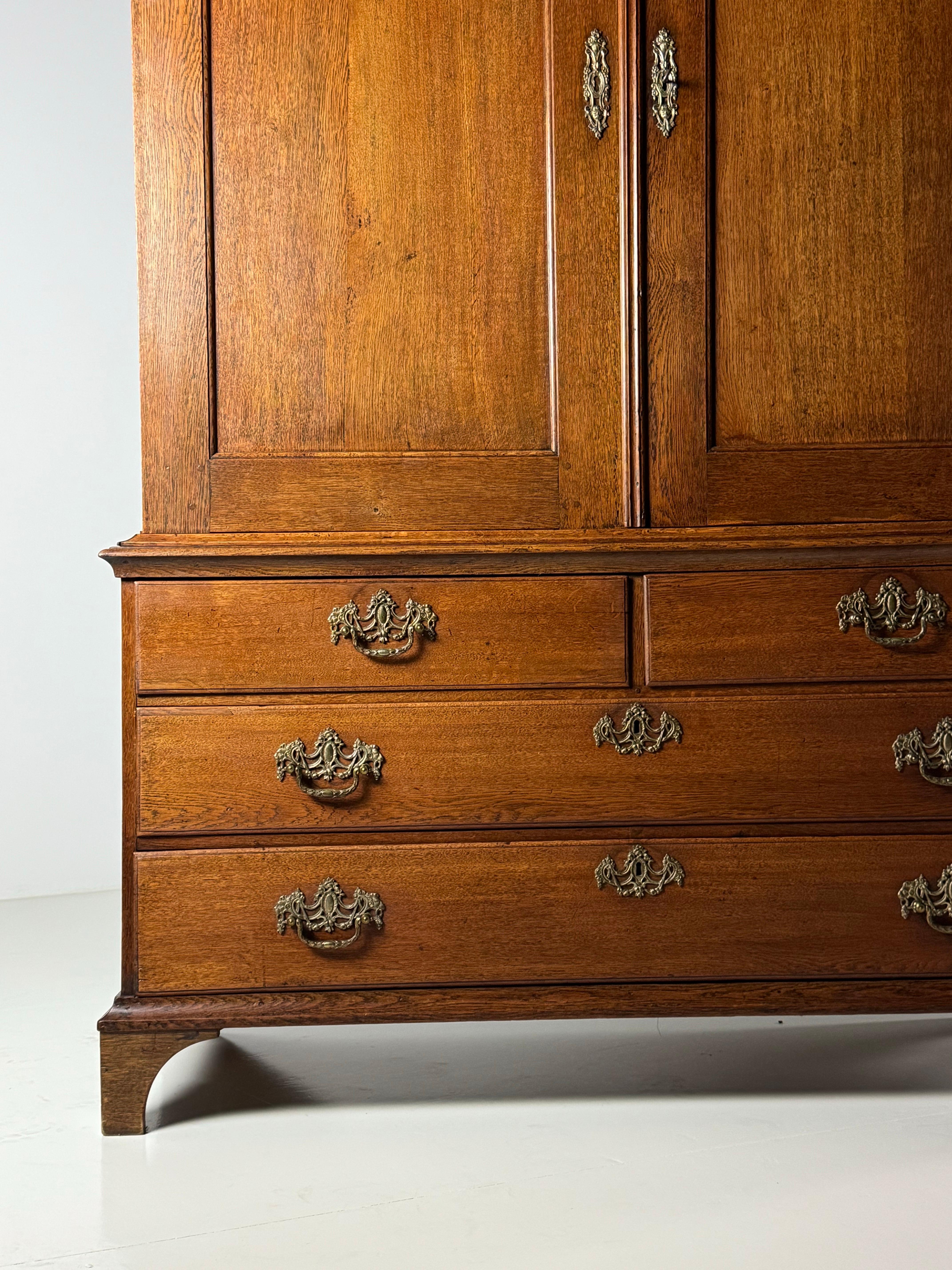 Original 18th century Dutch Louis Quinze Cabinet. Made in solid oak. 

In very good condition. Drawers run properly. Cabinet is dismountable

Dimensions: H226.5 x W150.5 x D55 