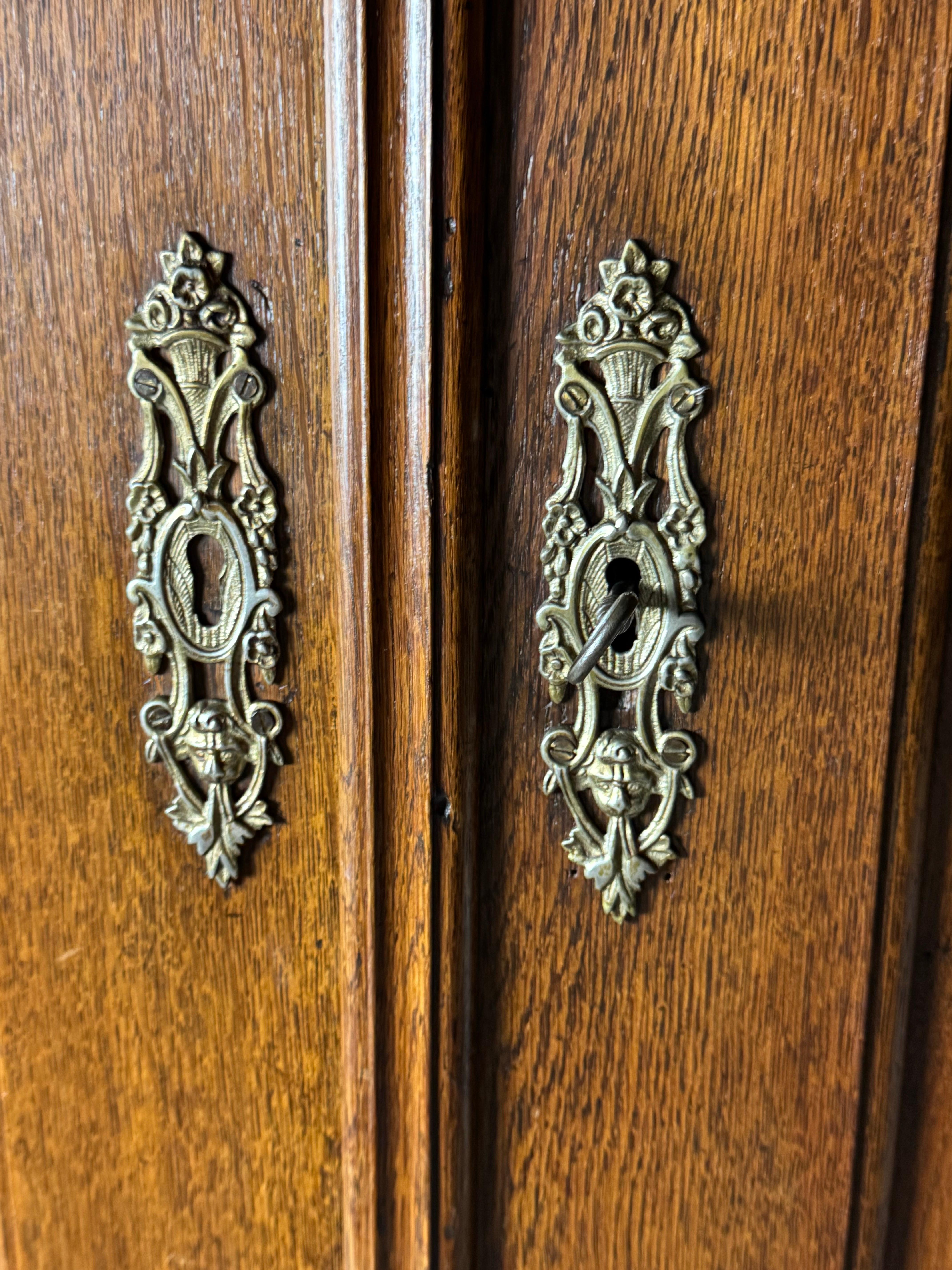 Dutch Oak 18th Century Louis Quinze Cabinet For Sale 3