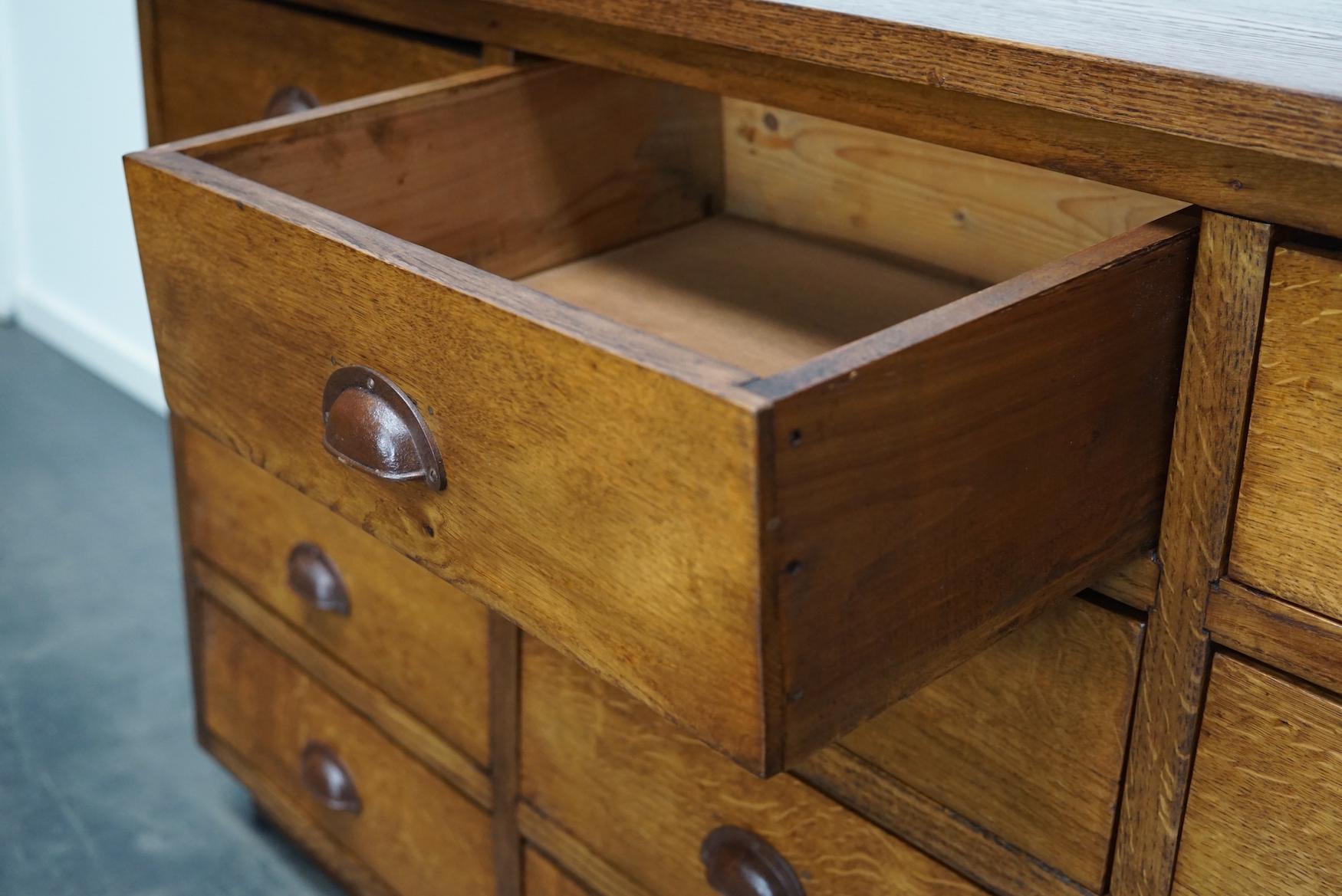 Apothekerschrank oder Schubladenschrank aus niederländischer Eiche, Mitte des 20. Jahrhunderts 10