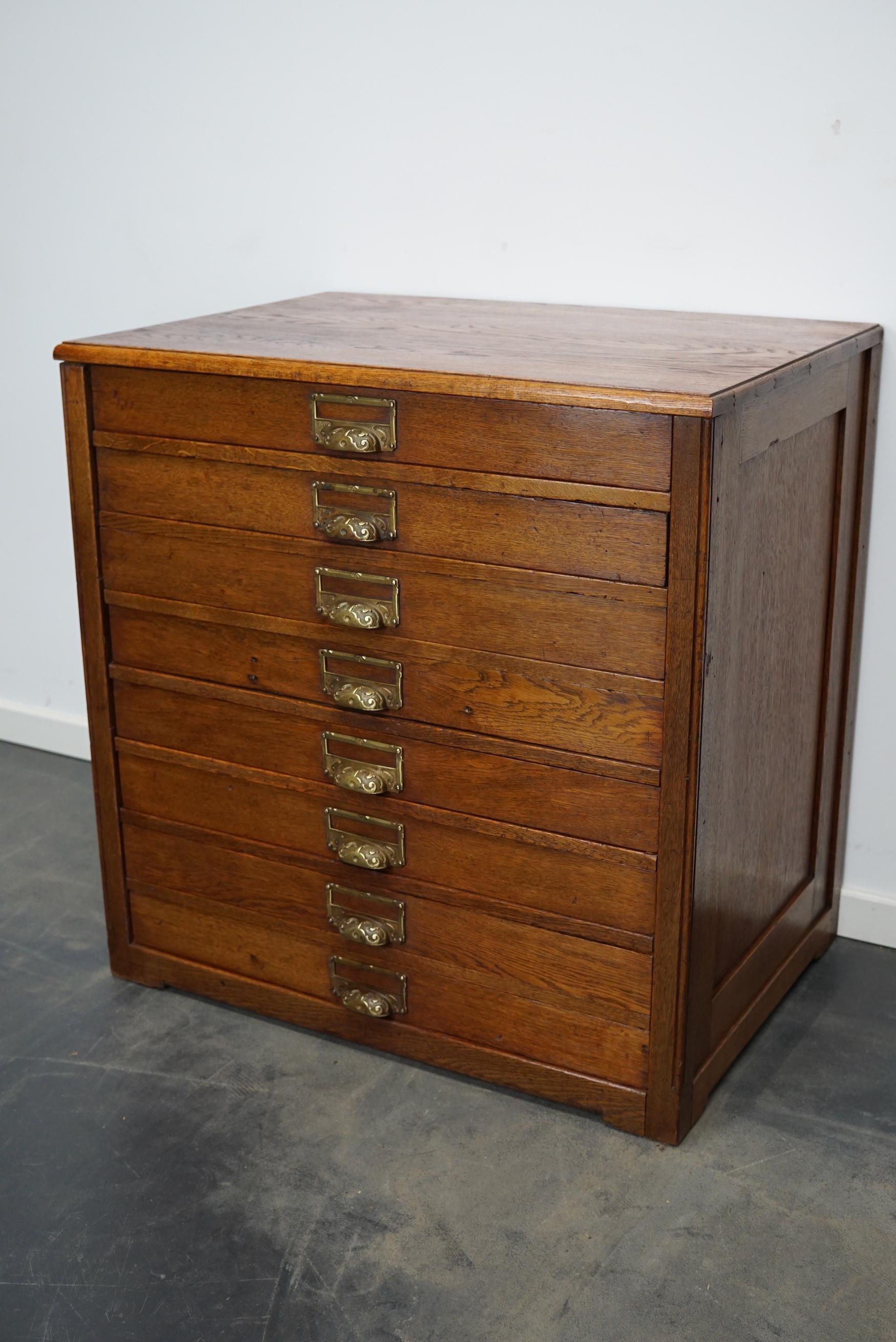 Very nice Dutch oak plan chest that features 8 drawers with very nice brass hardware. It is very well made and in a good antique condition. The interior dimension of the drawers are: DWH 50 x 69 x 6 cm.