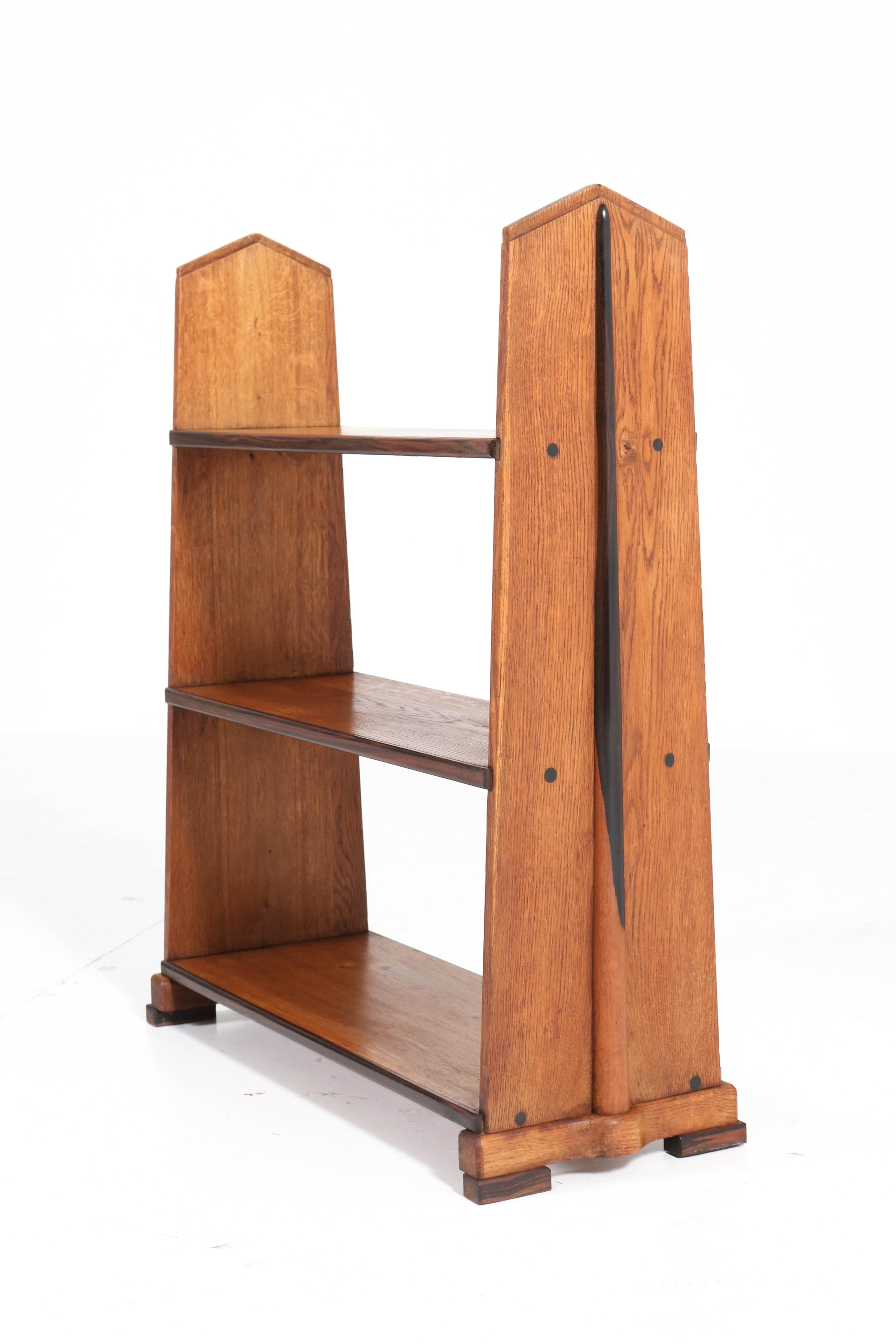 Stunning and rare Art Deco Amsterdam School open bookcase.
Design attributed to P.E.L. Izeren for Genneper Molen.
Striking Dutch design from the 1920s.
Solid oak with solid ebony Macassar lining.
In very good original condition with minor wear