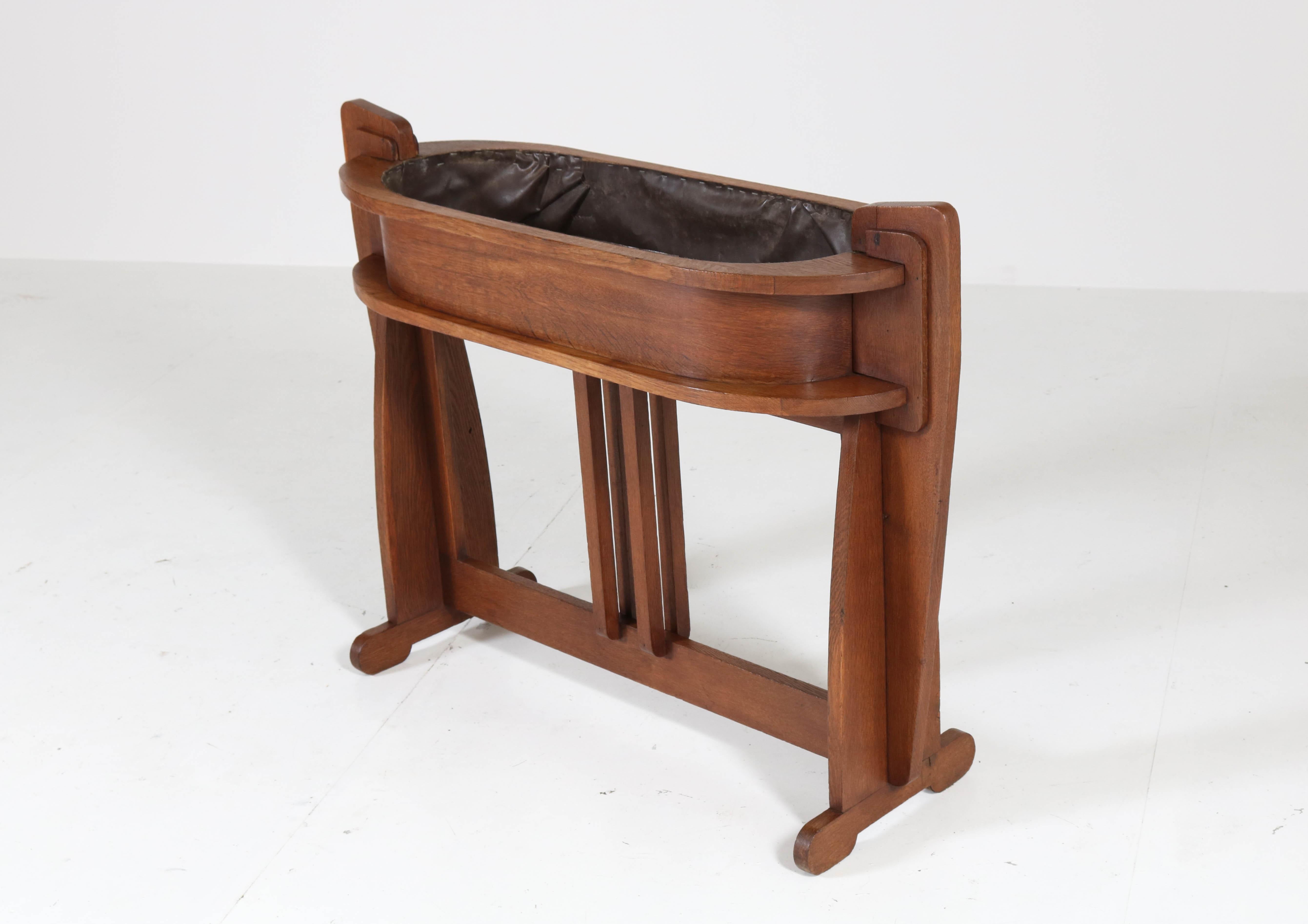 Stunning and rare Art Deco Amsterdam School planter or jardinière.
Striking Dutch design from the twenties.
Solid oak with brown faux leather inside.
In good original condition with minor wear consistent with age and use,
preserving a beautiful