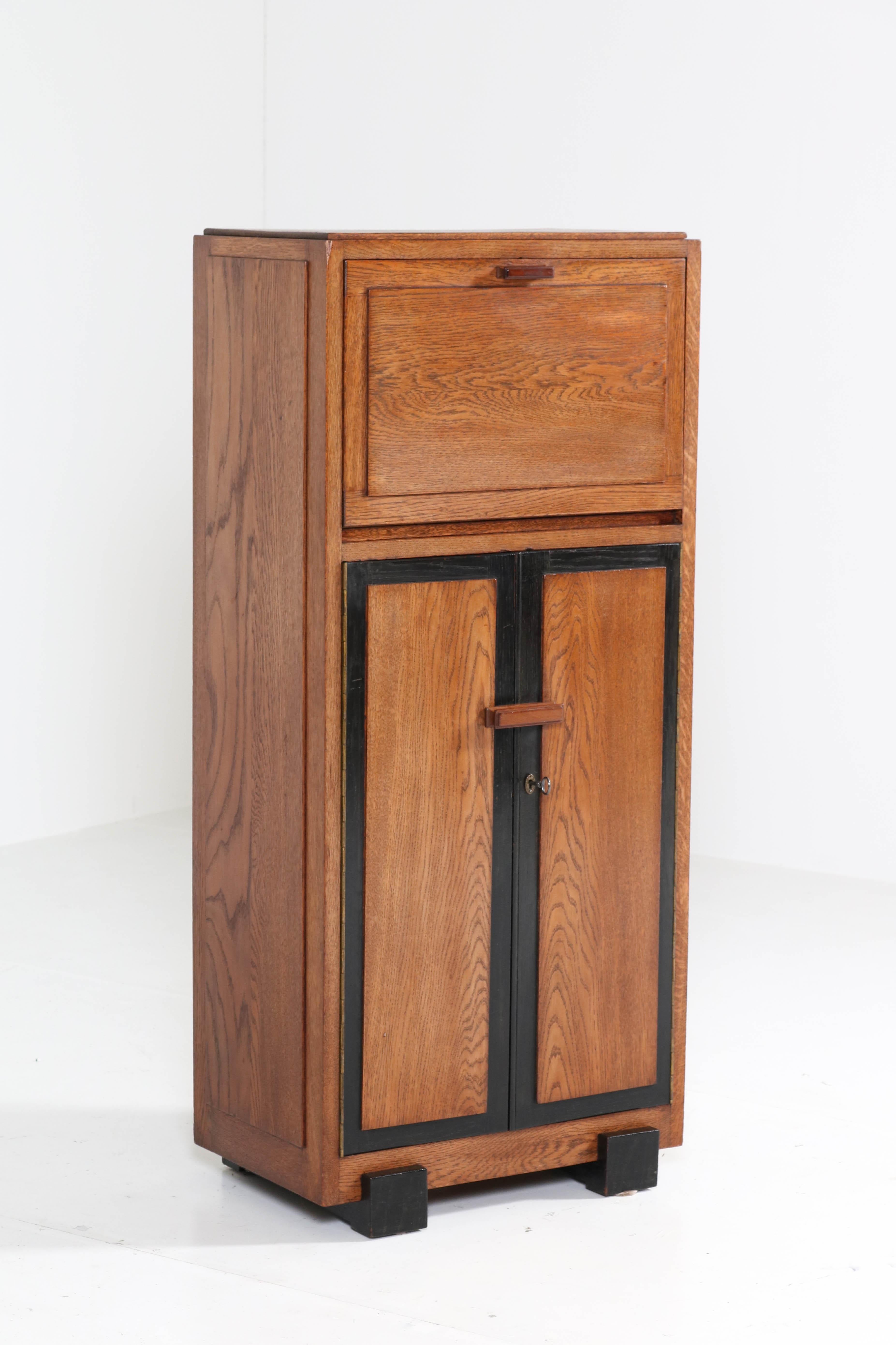 Wonderful Art Deco Haagse school cabinet or dry bar.
Striking Dutch design from the twenties.
Solid oak and original oak veneer with original black lacquered feet and lining.
The original use for this cabinet was for radio, a built in radio, but