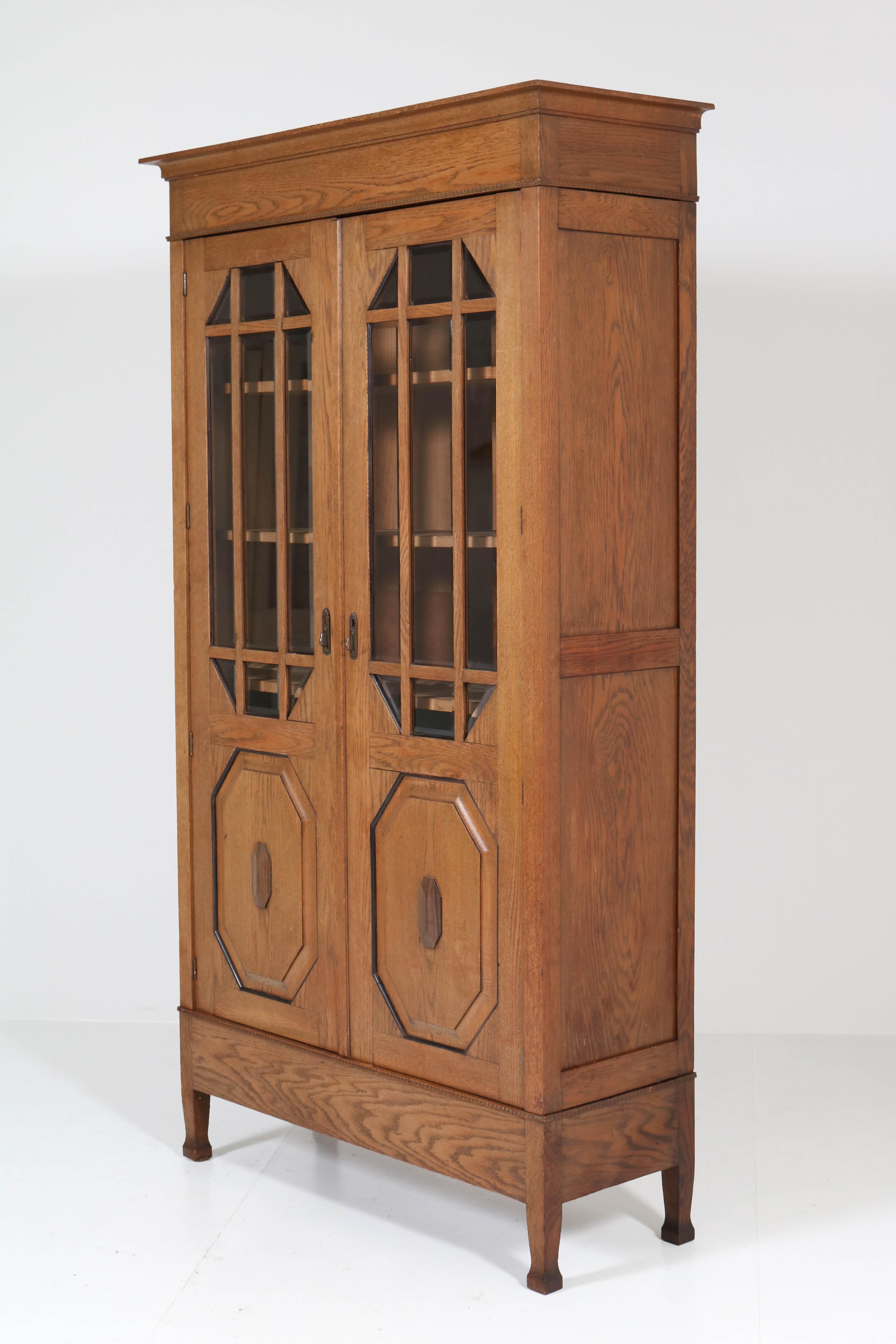 Dutch Oak Art Nouveau Arts & Crafts Bookcase with Beveled Glass, 1900s In Good Condition In Amsterdam, NL