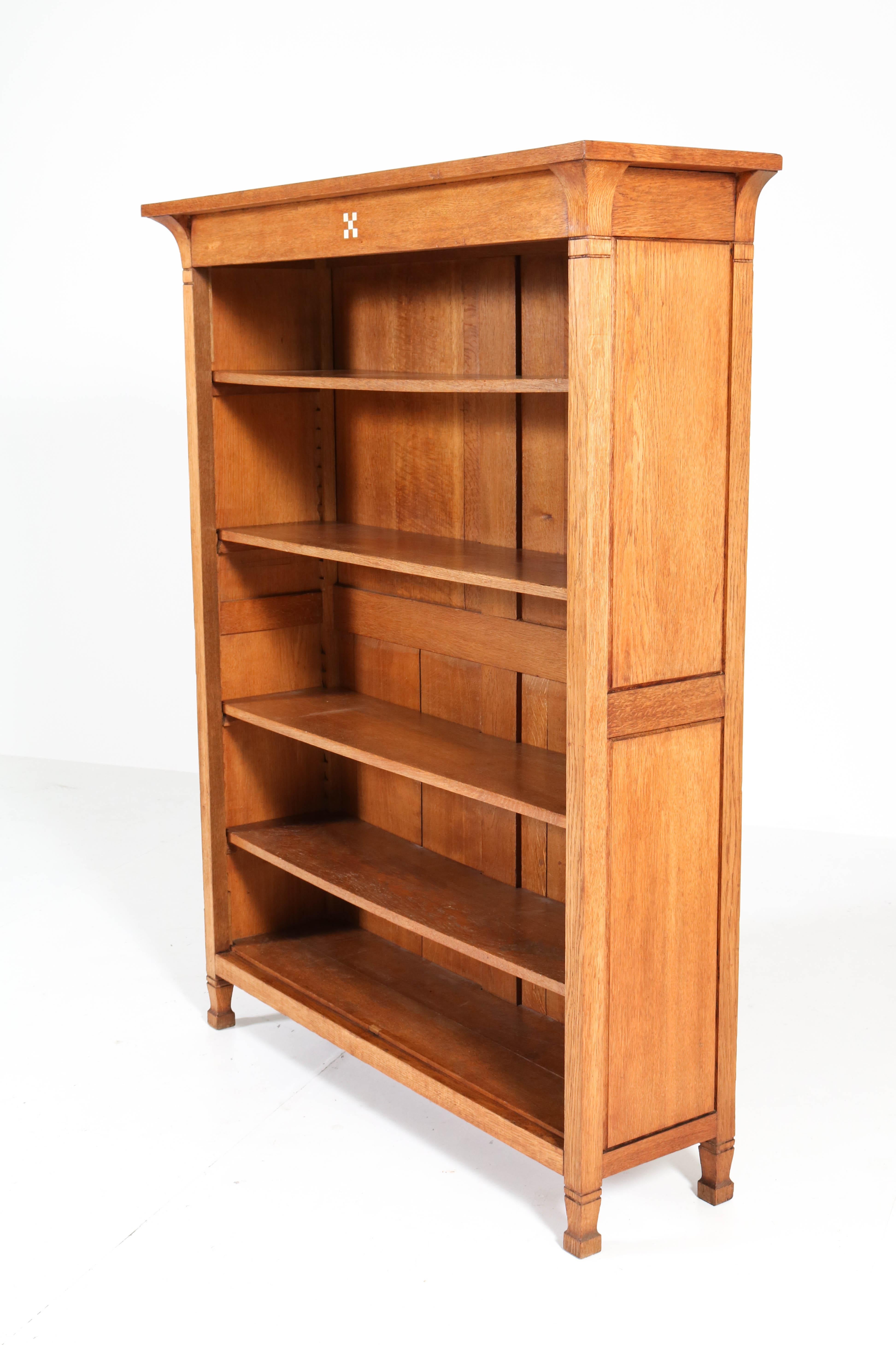Stunning and rare Art Nouveau Arts & Crafts open bookcase.
Striking Dutch design from the 1900s.
Solid oak with four original solid oak shelves adjustable in height.
In the style of Onder den Sint Maarten.
In good original condition with minor