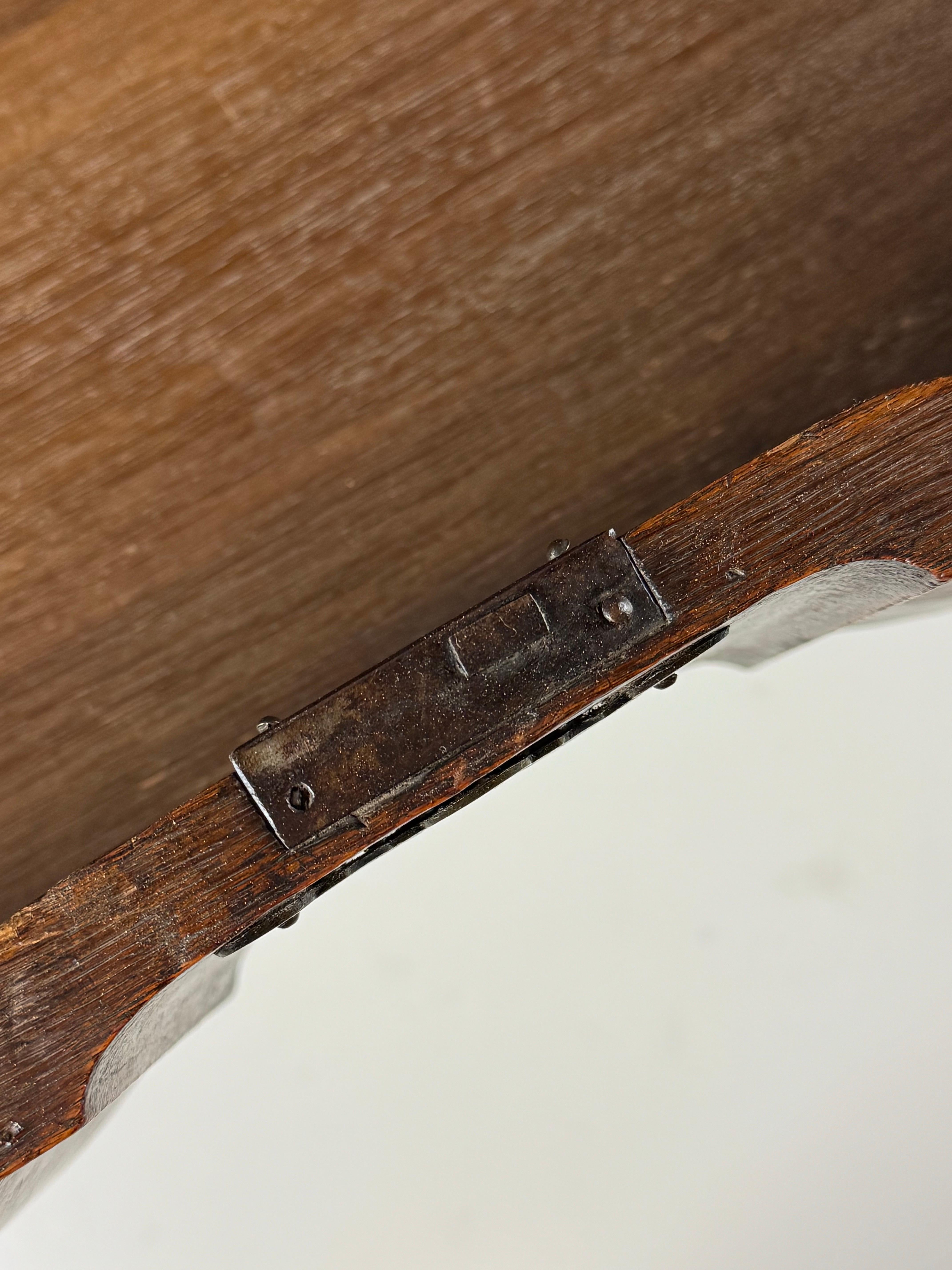 Antique chest of drawers.
Originally from the Netherlands, 18th century.
Circa 1760. Made from solid oak.
Beautifully curved front.

Signs of wear consistent with age.

Dimensions: 105L x 87H x 55D