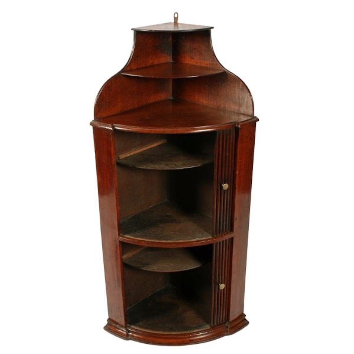 Dutch Oak Corner Cupboard, 18th Century In Excellent Condition For Sale In Southall, GB