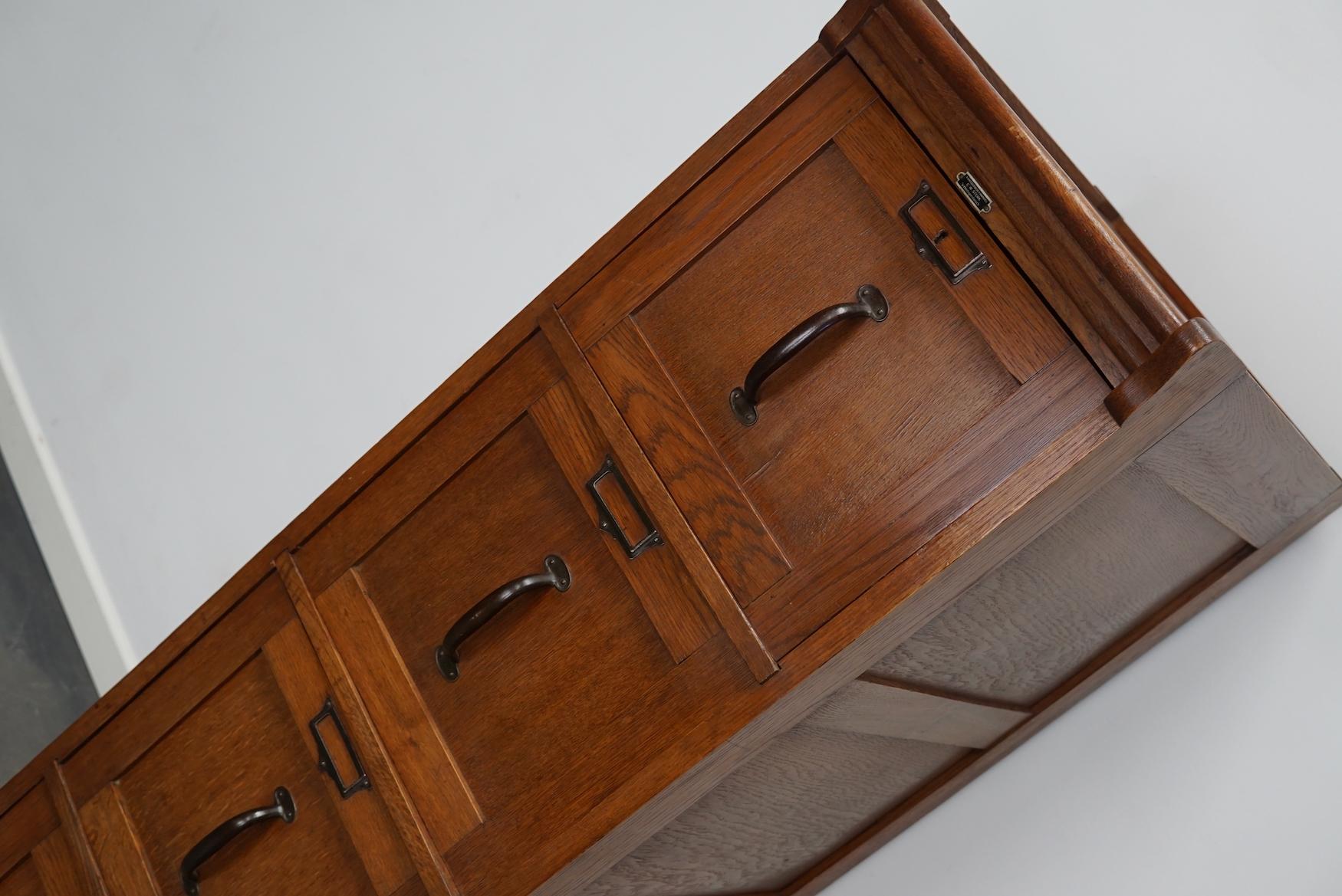Ce classeur en chêne a été conçu et fabriqué vers 1930 aux Pays-Bas par C.I.C. Sterk mobilier de bureau à 'S-Hertogenbosch. Il comporte 4 tiroirs avec des ferrures en métal noir. L'intérieur des tiroirs mesure : DWH 46 x 32 x 6 / 27,5 cm ils peuvent