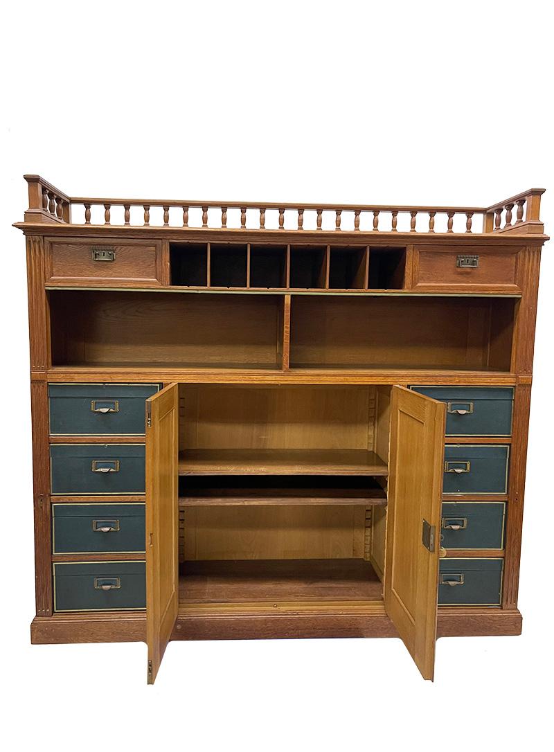 Olandese Armadio notarile in Oak, 1900-1920 in vendita