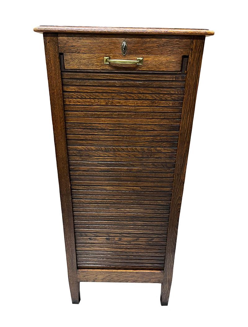 Dutch oak Tambour front door filling Cabinet, 1920s

Dutch oak filing cabinet with smoothly operating roller door. The cabinet is made of oak and has 8 extendable compartments on the inside
The cabinet dates from the 1920s. The legs at the back has