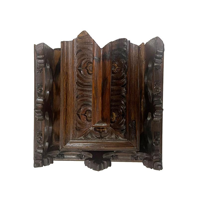 Wandkonsolen aus holländischer Eiche im gotischen Stil, um 1900 im Zustand „Gut“ im Angebot in Delft, NL