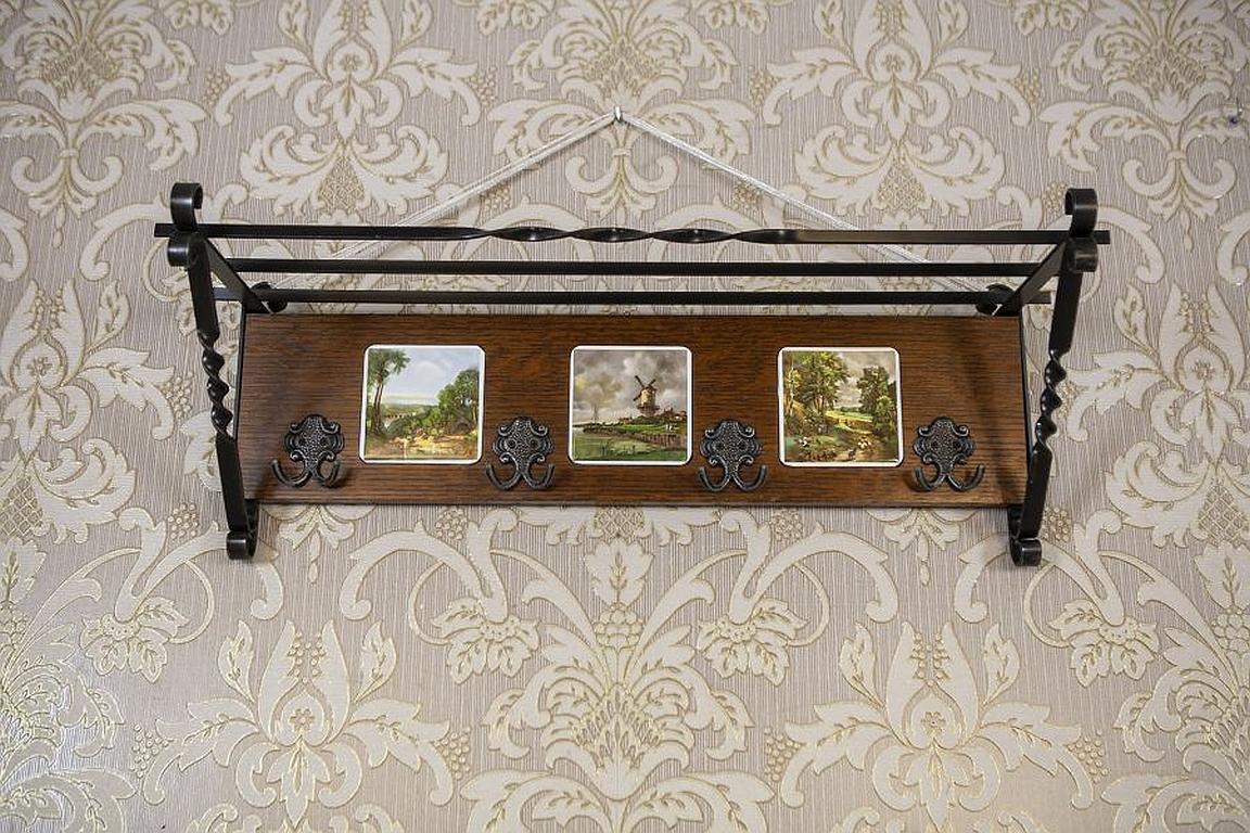 Dutch Oak Wall Coat Rack With Decorative Tiles From the early 20th century

We present you a coat rack decorated with painted ceramic tiles.
This piece is made of oak wood and has four double hooks and a shelf.

Although presented coat rack has