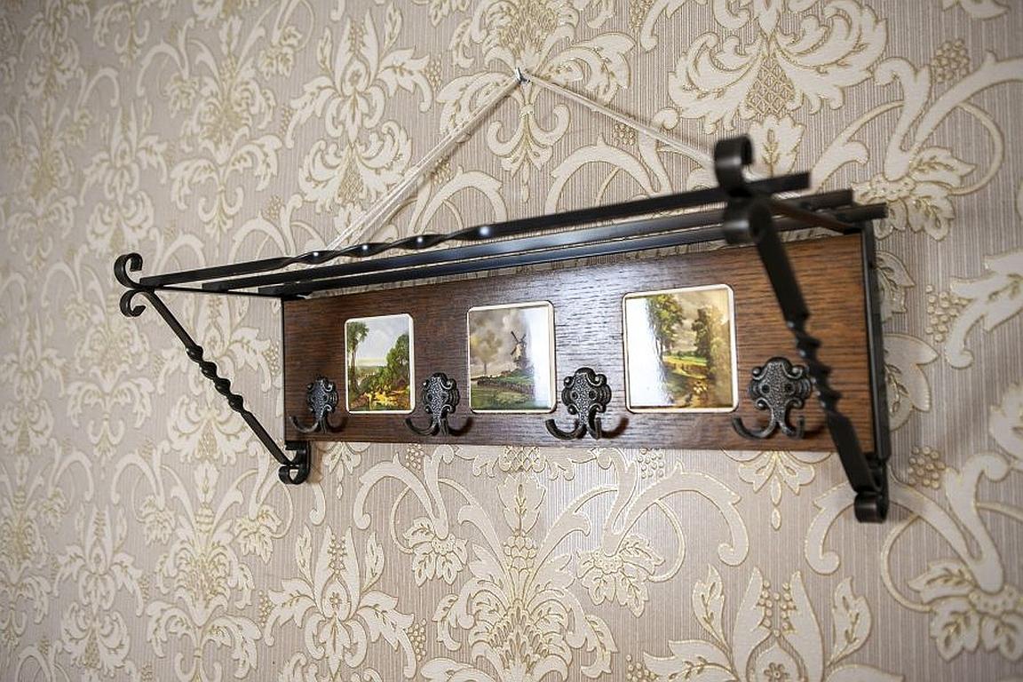 Dutch Oak Wall Coat Rack with Decorative Tiles from the Early 20th Century In Good Condition For Sale In Opole, PL