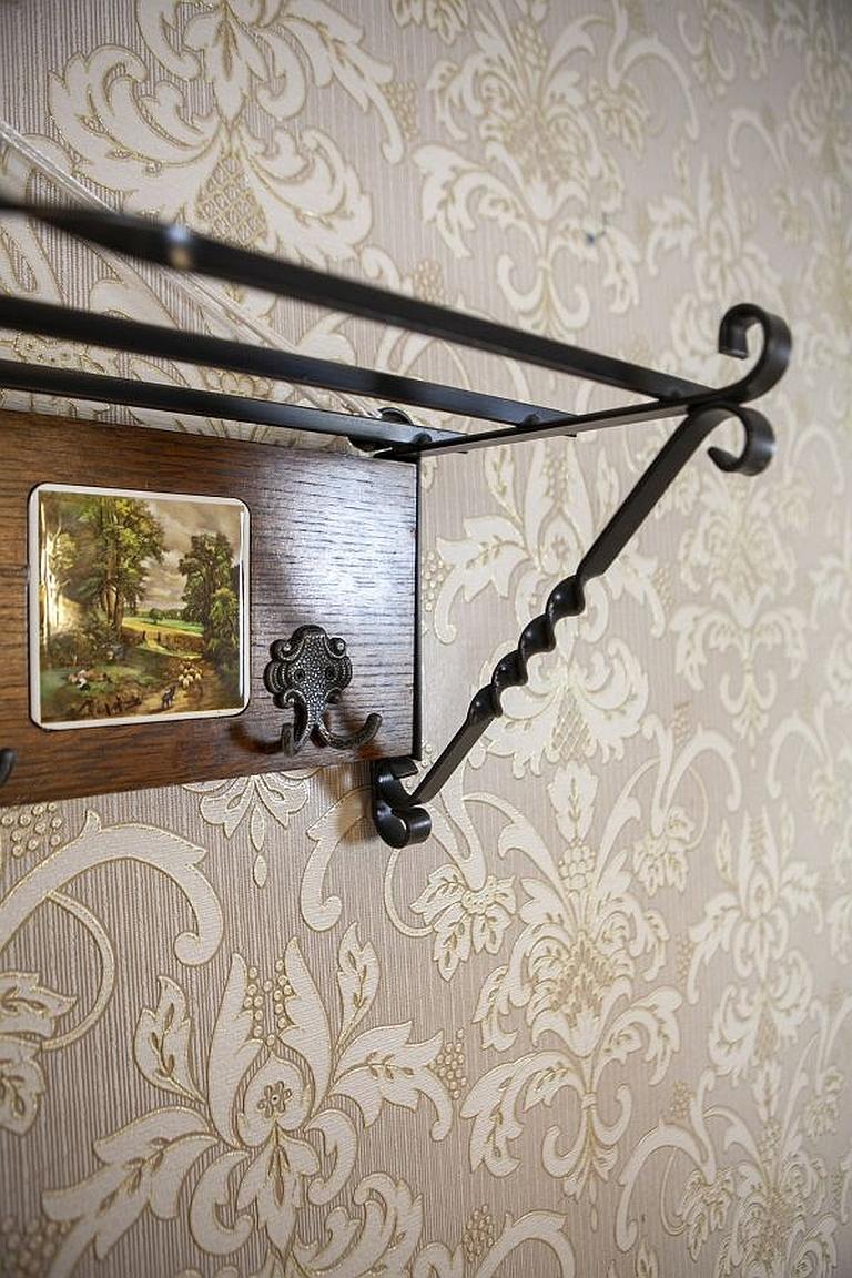 Dutch Oak Wall Coat Rack with Decorative Tiles from the Early 20th Century For Sale 1