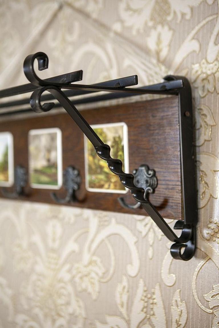 Dutch Oak Wall Coat Rack with Decorative Tiles from the Early 20th Century For Sale 2