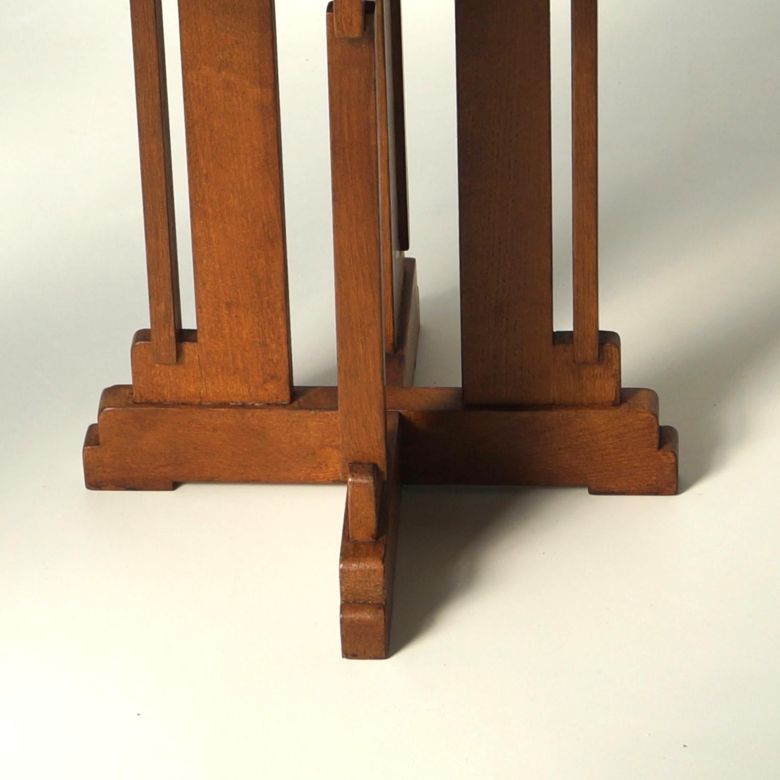 Dutch Occasional Side Table in oak by P.E.L. Izeren, 1920s 9