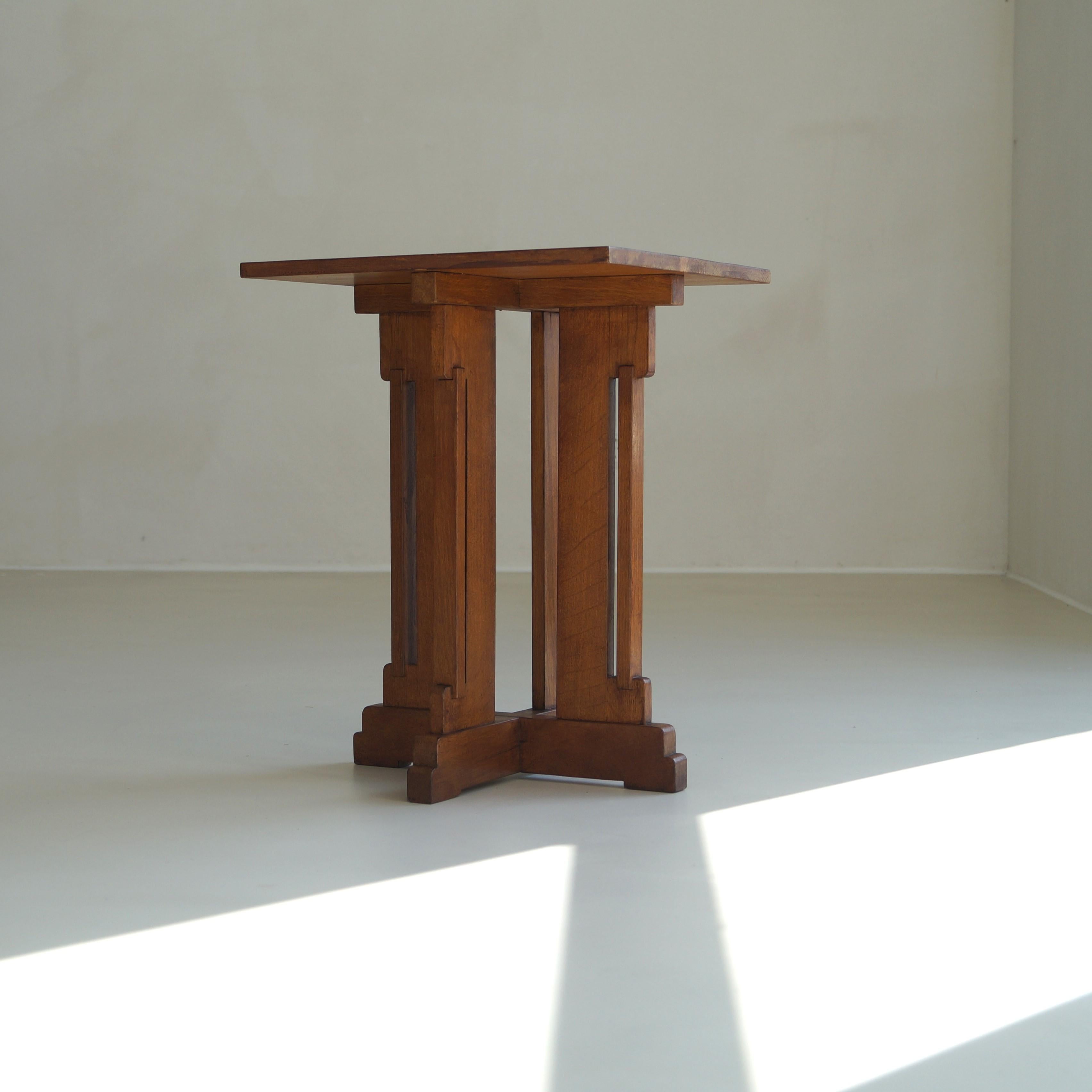 Dutch Occasional Side Table in oak by P.E.L. Izeren, 1920s 10