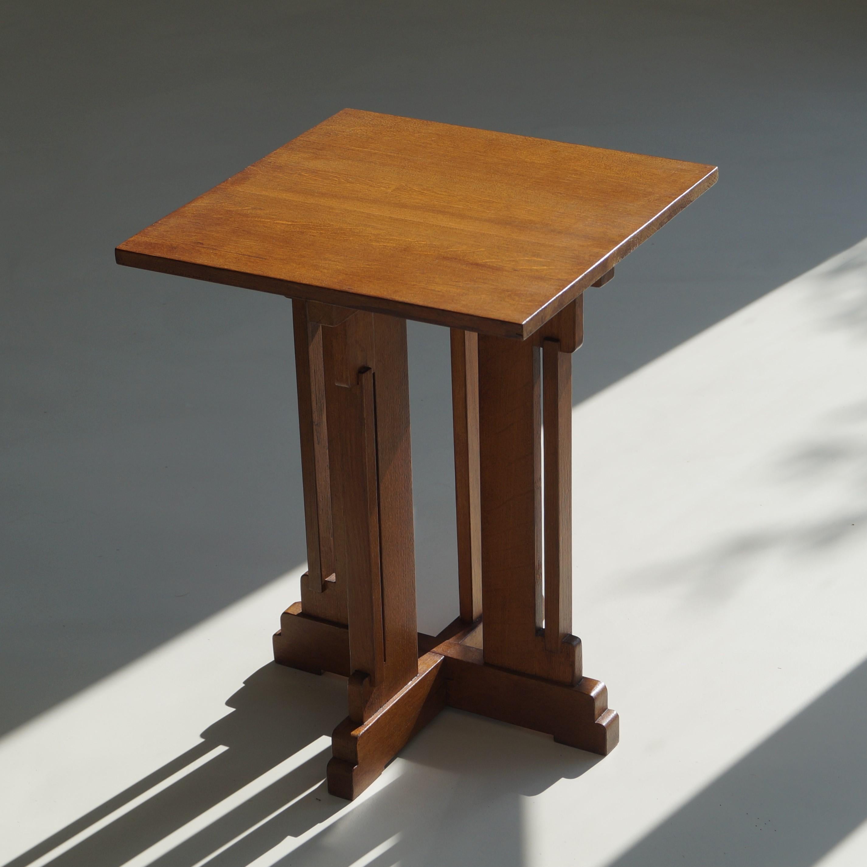 Dutch Occasional Side Table in oak by P.E.L. Izeren, 1920s In Good Condition In EVERDINGEN, NL
