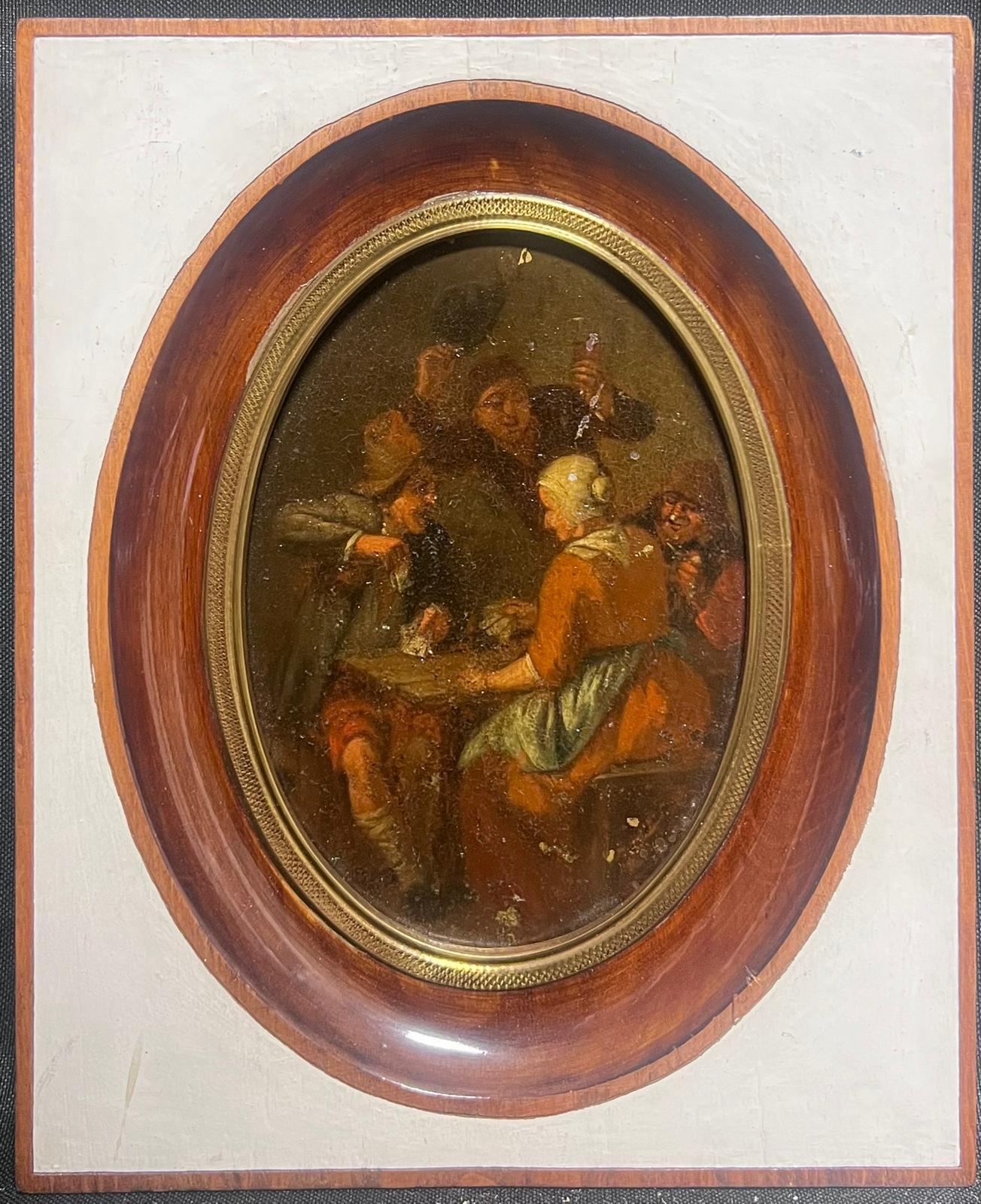 Peinture à l'huile hollandaise du 17ème siècle représentant des personnages de forme ovale dans un intérieur de taverne