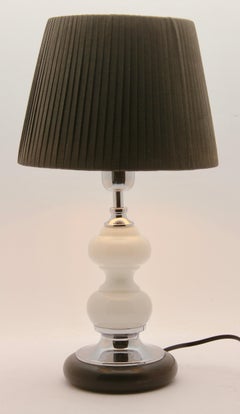 Niederländische Opal-Tischlampe mit Kugelkopf und Chromdetails, weiß-schwarzer Sockel