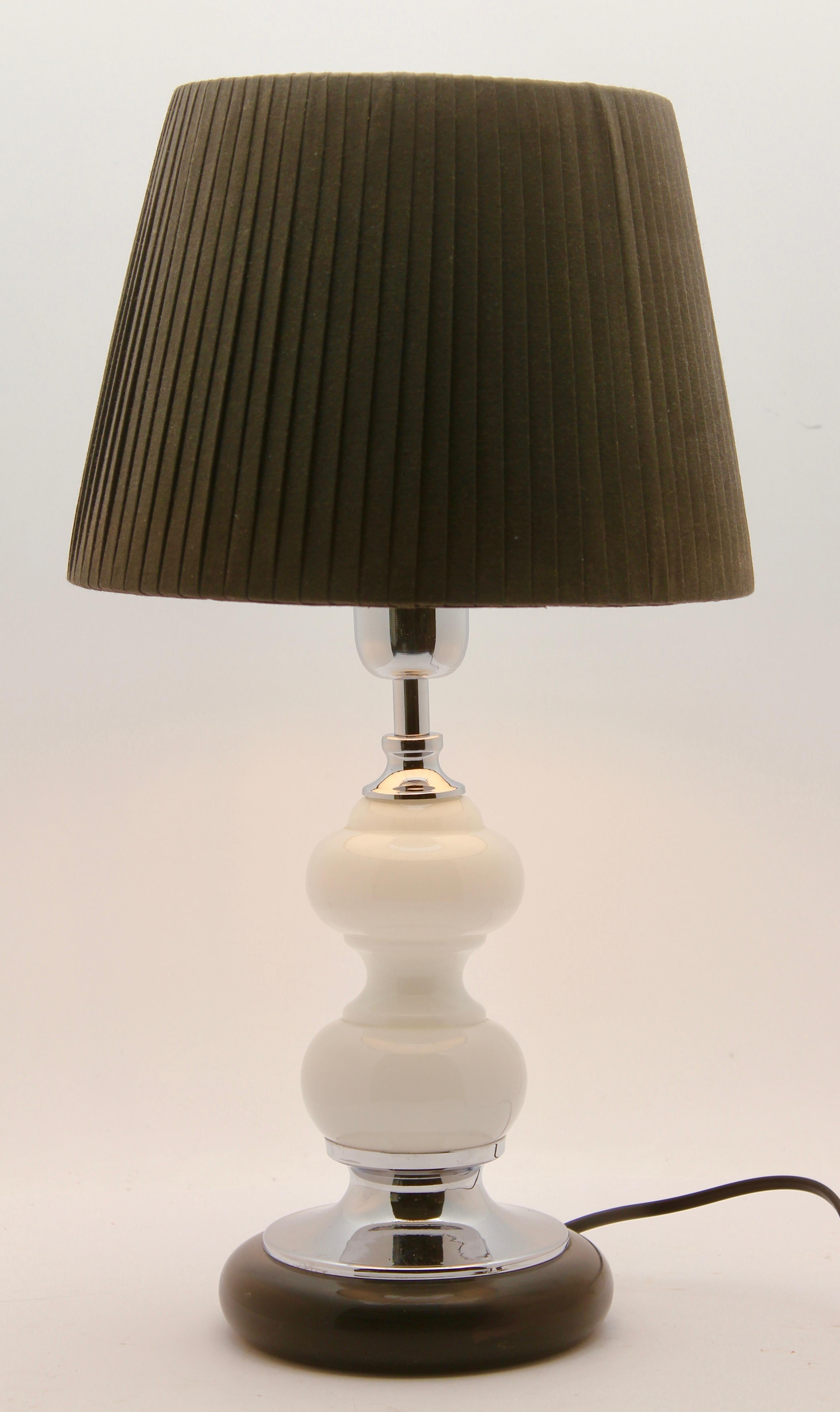 Mid-Century Modern Dutch Opaline Table Lamp with Ball-Stem and Chrome Details White Black Base For Sale