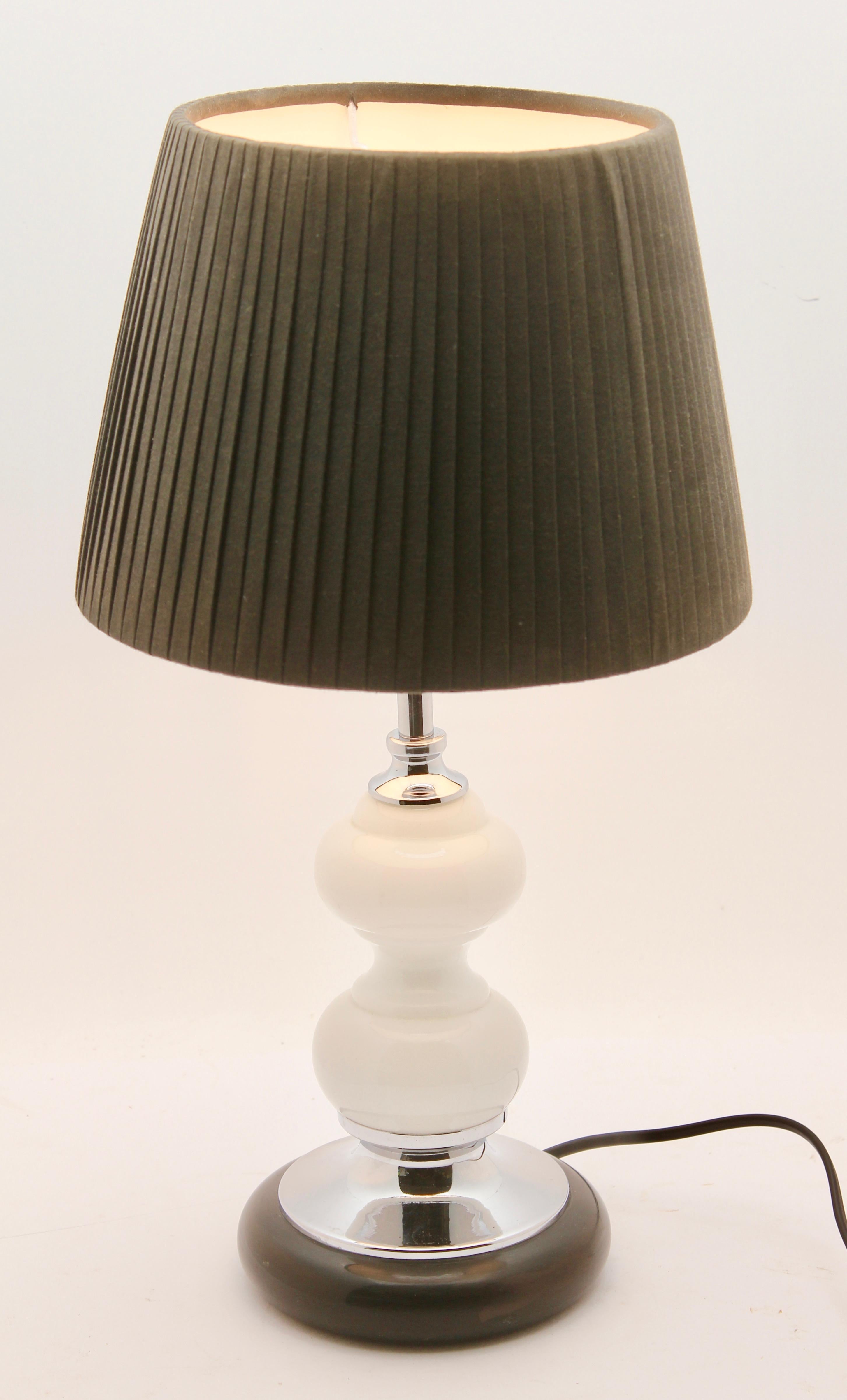 Hand-Crafted Dutch Opaline Table Lamp with Ball-Stem and Chrome Details White Black Base For Sale