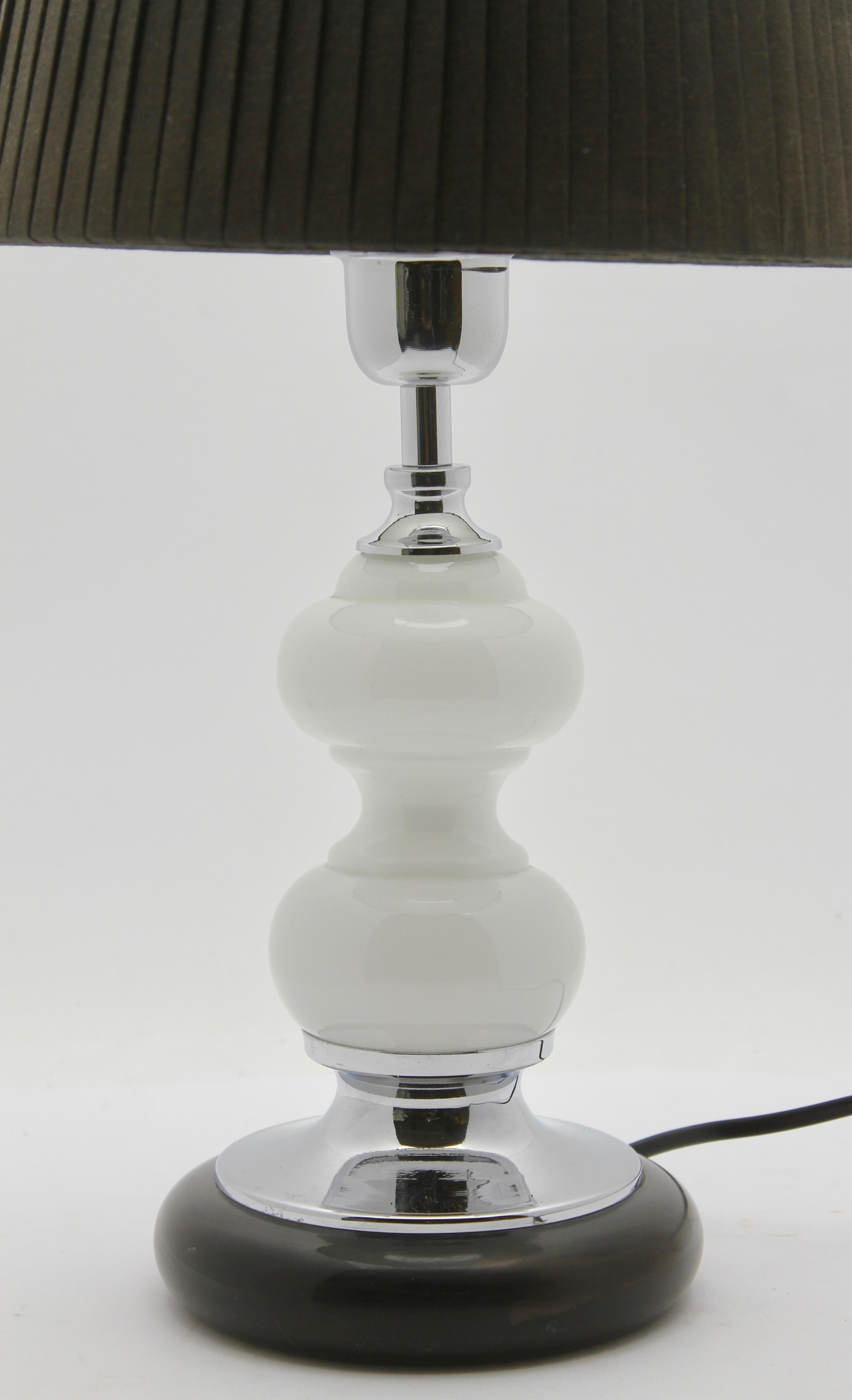 Dutch Opaline Table Lamp with Ball-Stem and Chrome Details White Black Base In Good Condition For Sale In Verviers, BE