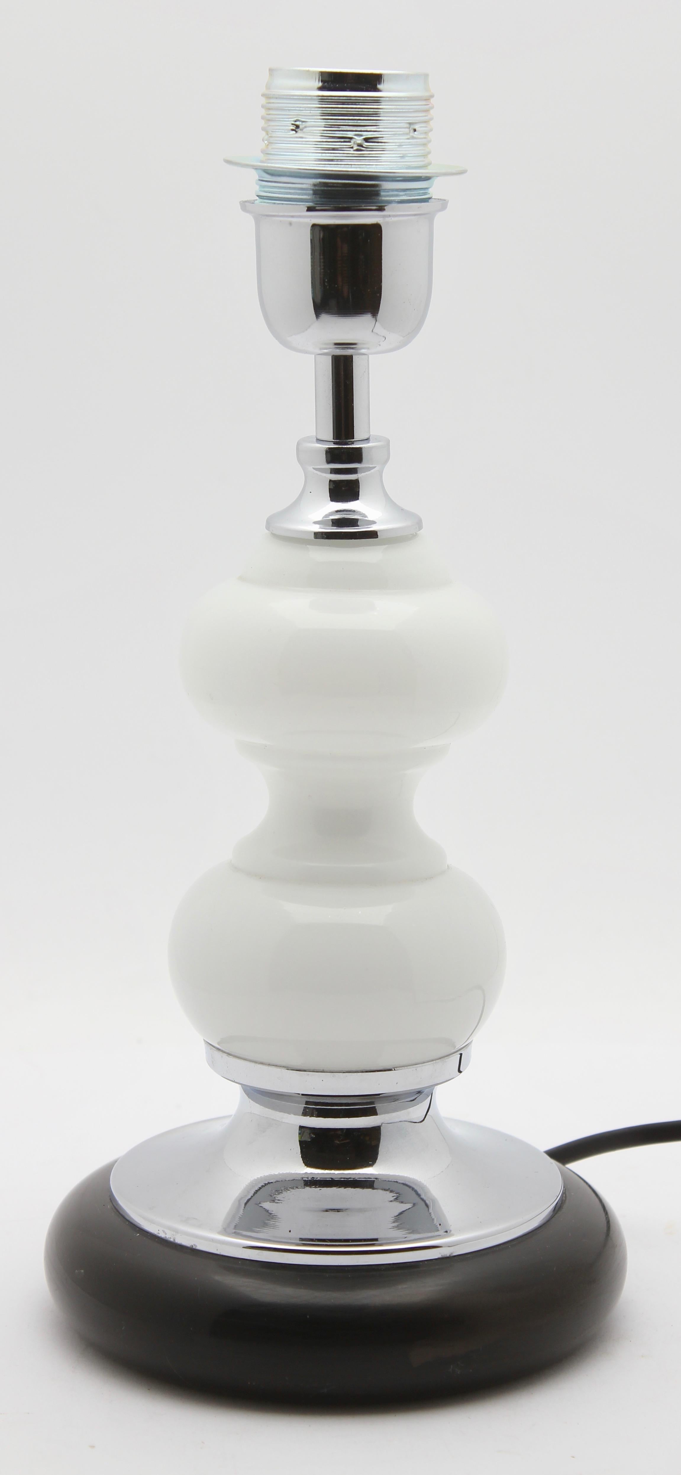 Mid-20th Century Dutch Opaline Table Lamp with Ball-Stem and Chrome Details White Black Base For Sale