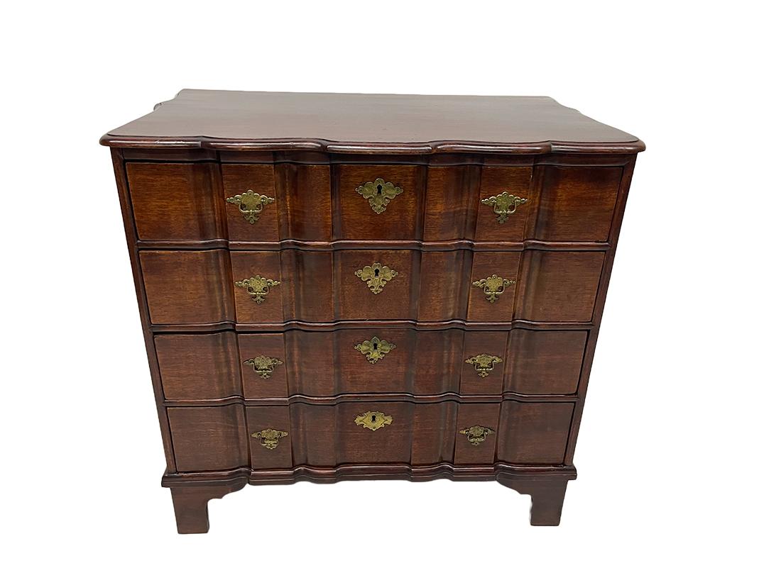 A Dutch mahogany organ curved chest of drawers, 18th century. 

A mahogany organ curved Dutch chest with 4 drawers and fittings
The measurements are 81,6 cm high, 85 cm wide and 53,5 cm deep. 
The weight is ca 38 kilos.