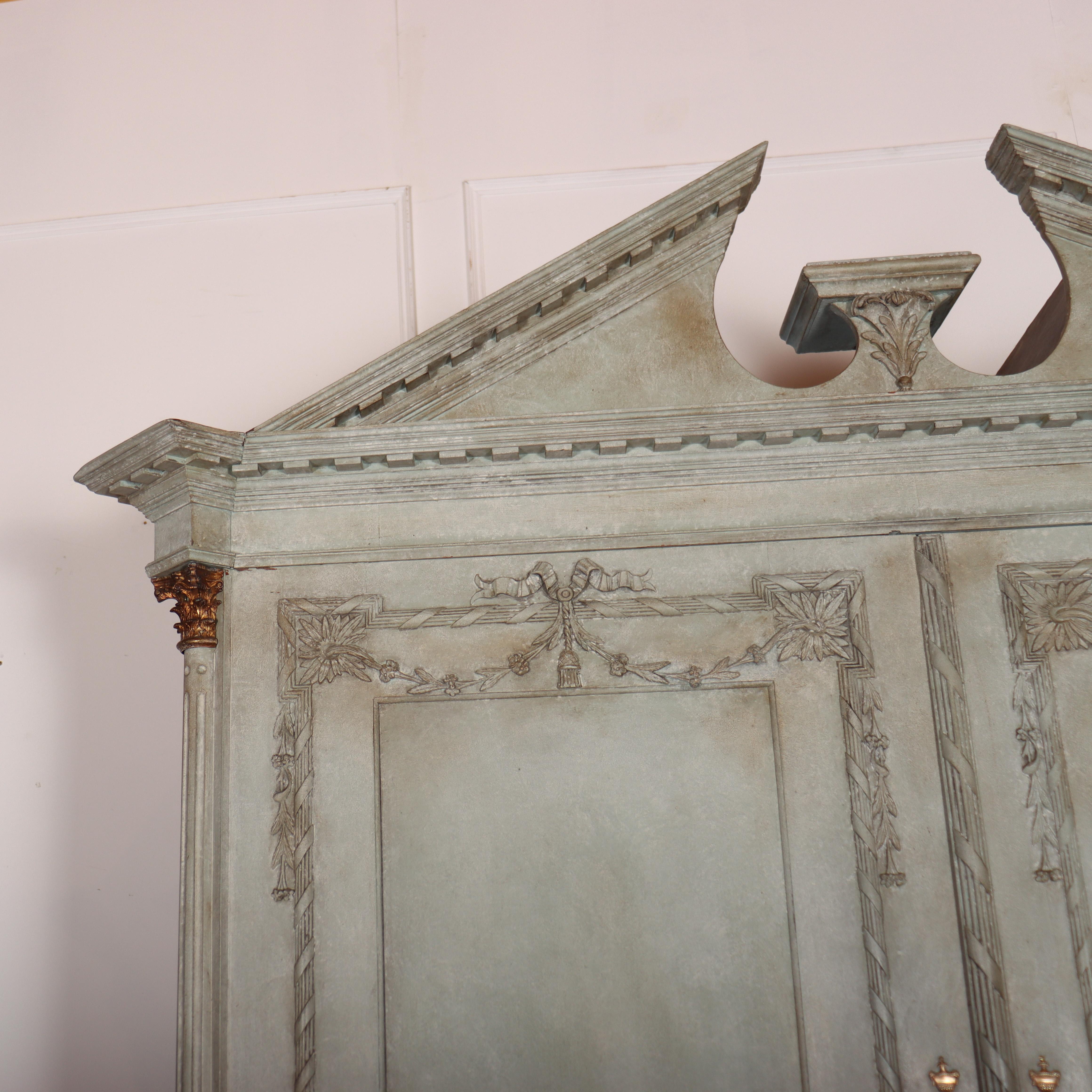 Wunderschöner Wäscheschrank aus bemalter Eiche aus dem 18. Jahrhundert mit schönen geschnitzten Verzierungen und originalen Messingbeschlägen. 1780. 


Code: 9021

Abmessungen:
W: 73