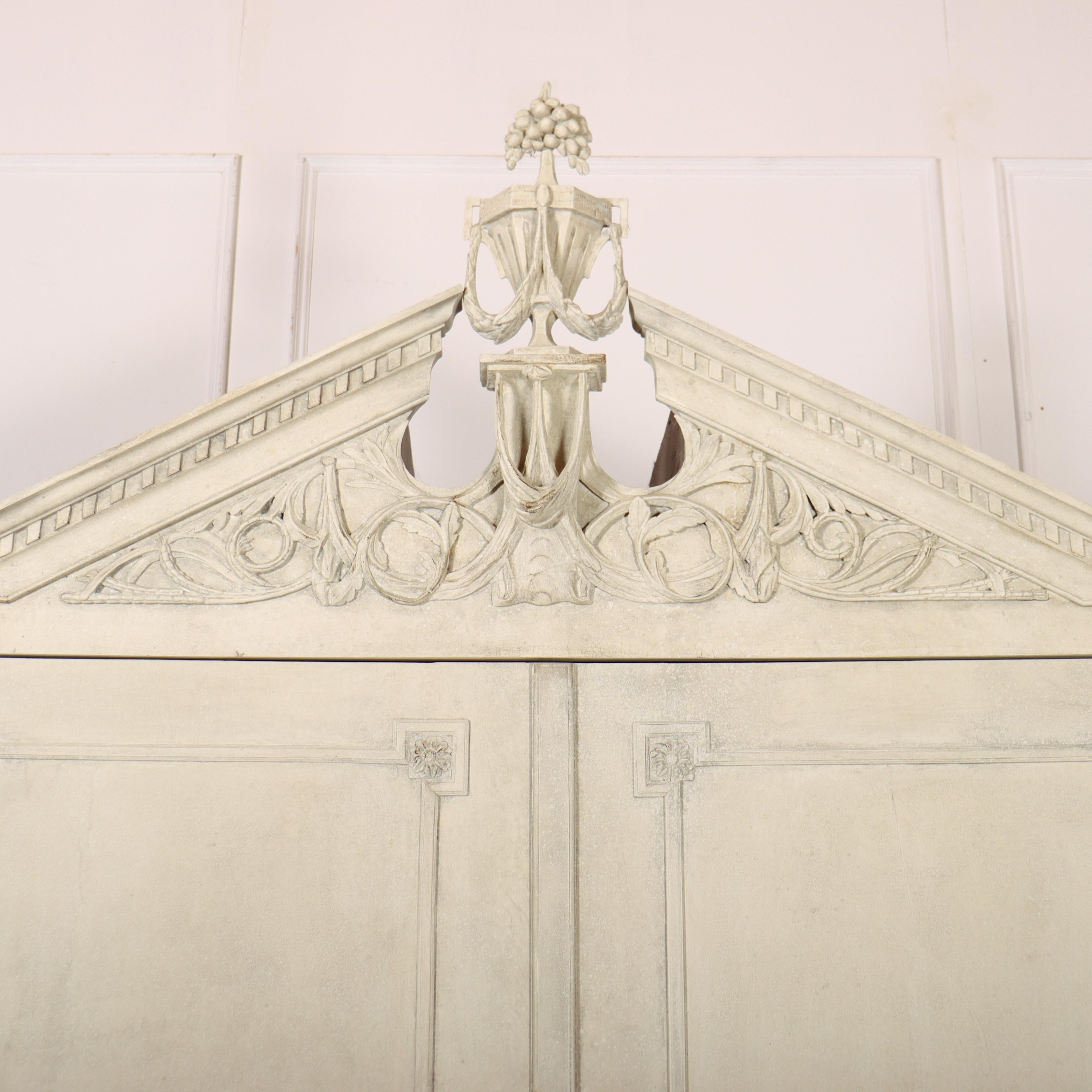 Ottimo armadio per biancheria in quercia olandese dipinto del XVIII secolo con frontone intagliato e interno a ripiani. 1790. 

Codice: 9177

Dimensioni:
W: 67