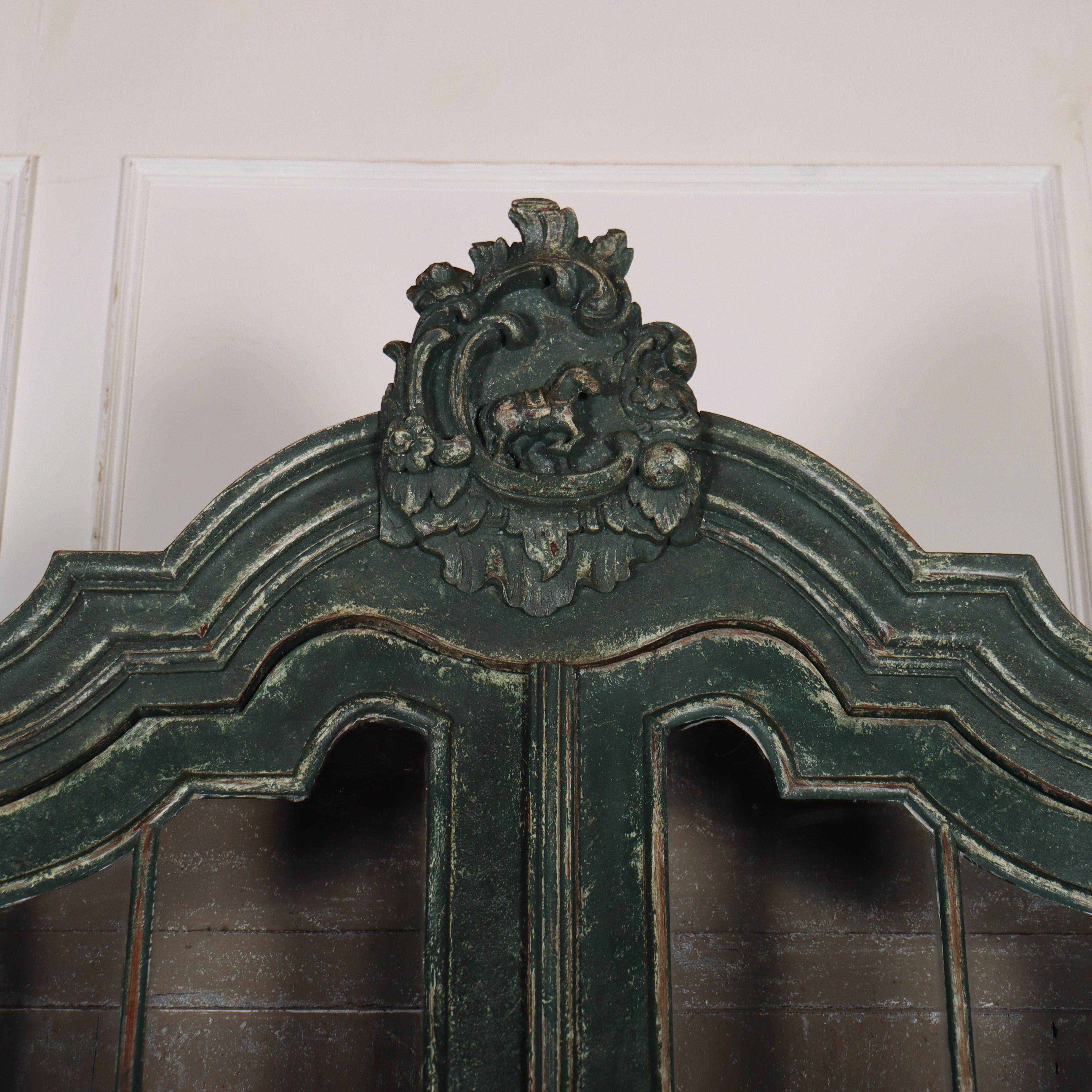 Gut bemalte holländische Eichenvitrine aus dem 19. Jahrhundert. 1880. 

Code: 9074

Abmessungen:
B: 68,5