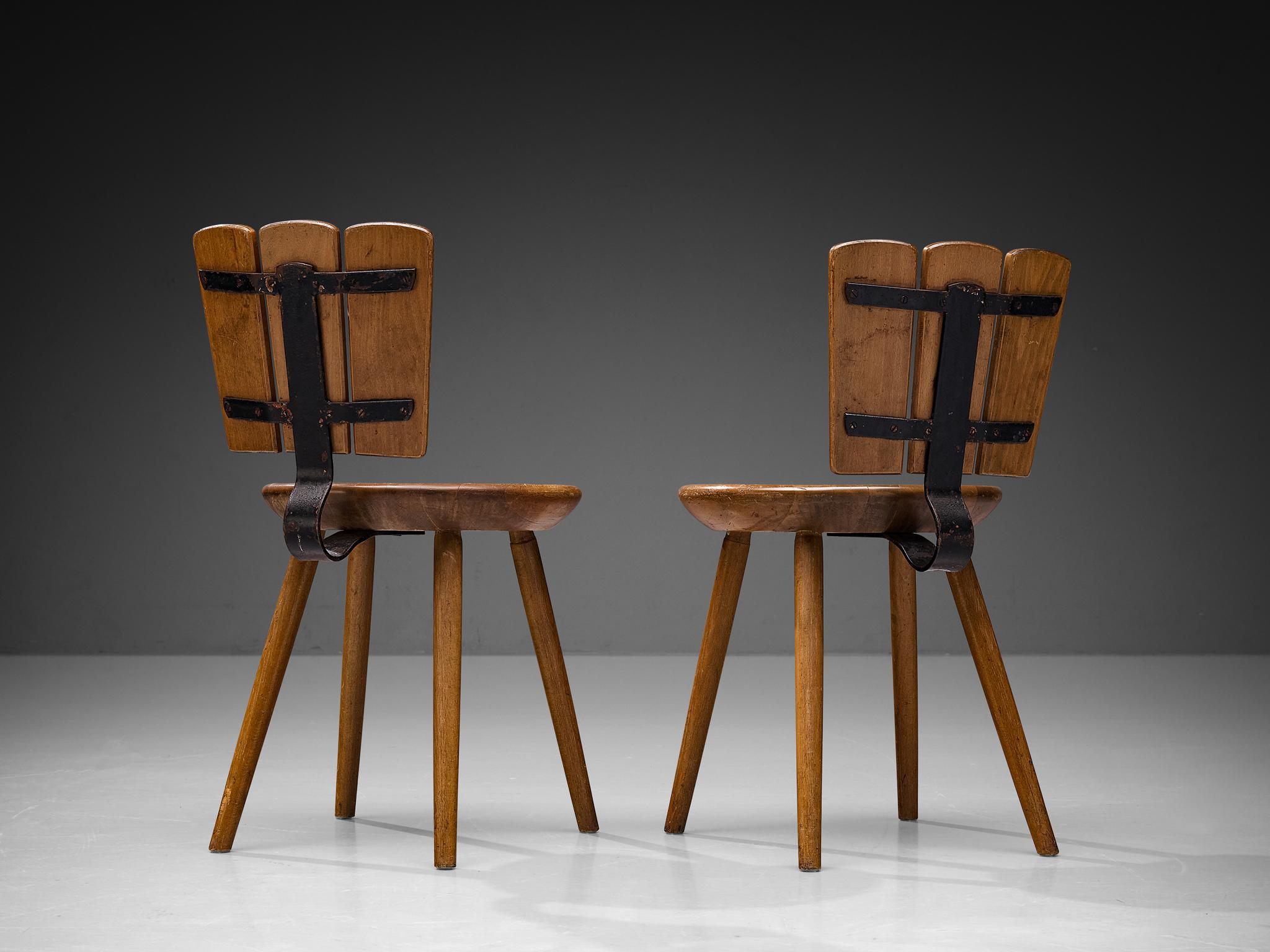 Coppia di sedie da pranzo, faggio tinto, ghisa, Paesi Bassi, anni '70. 

Coppia rustica di sedie da pranzo olandesi realizzate negli anni '70. Questo design in faggio tinto presenta un supporto per lo schienale in ghisa curvato. Nonostante l'aspetto