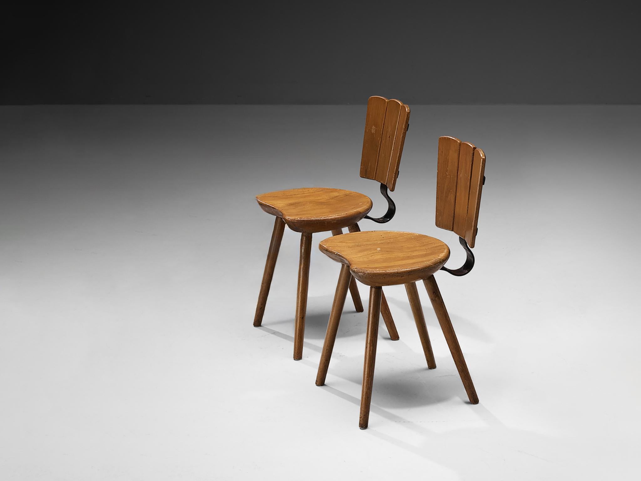 Mid-Century moderno Coppia di sedie da pranzo rustiche olandesi in legno tinto e ghisa in vendita