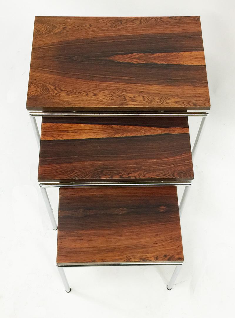 Dutch veneered wooden and chrome nesting tables, 1960s In Good Condition For Sale In Delft, NL