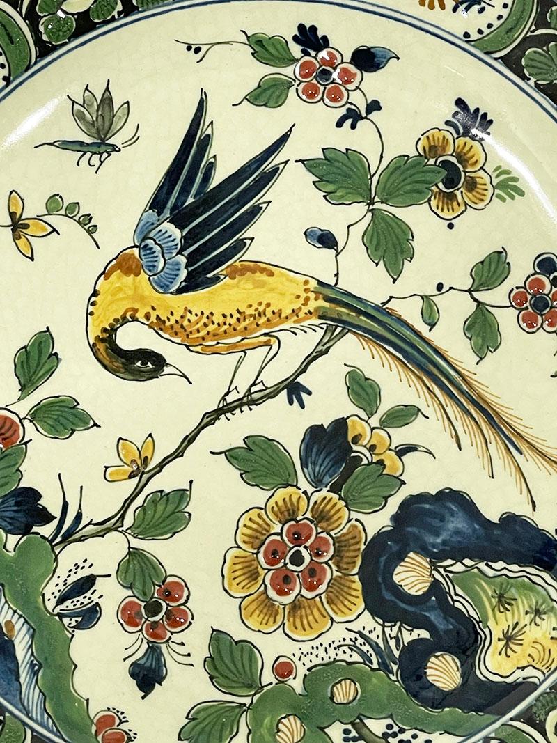 Niederländischer polychromer Delft Porceleyne Fles kleiner Wandteller, 1964

Kleiner Wandteller mit Blumen- und Pfauendekor in mehrfarbigen, satten Farben. Die Wandplatte mit Craquelé und auf der Rückseite die Marke von The Royal Porceleyne Fles,