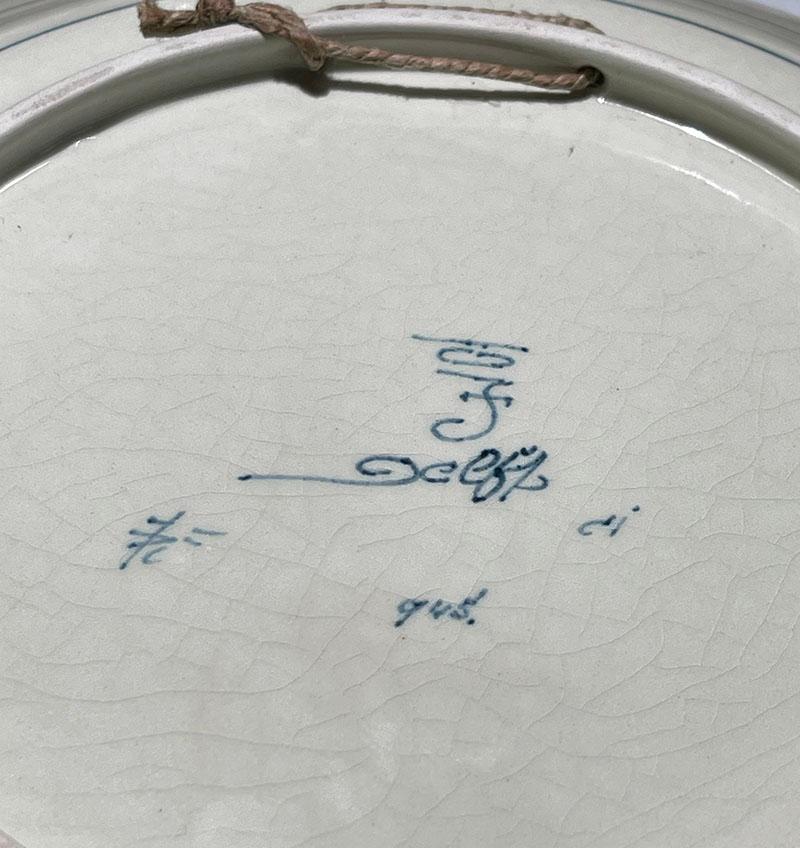 Niederländischer polychromer Delft Porceleyne Fles kleiner Wandteller, 1964 (Handbemalt) im Angebot