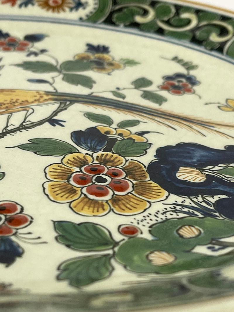 Niederländischer polychromer Delft Porceleyne Fles kleiner Wandteller, 1964 (Tonware) im Angebot
