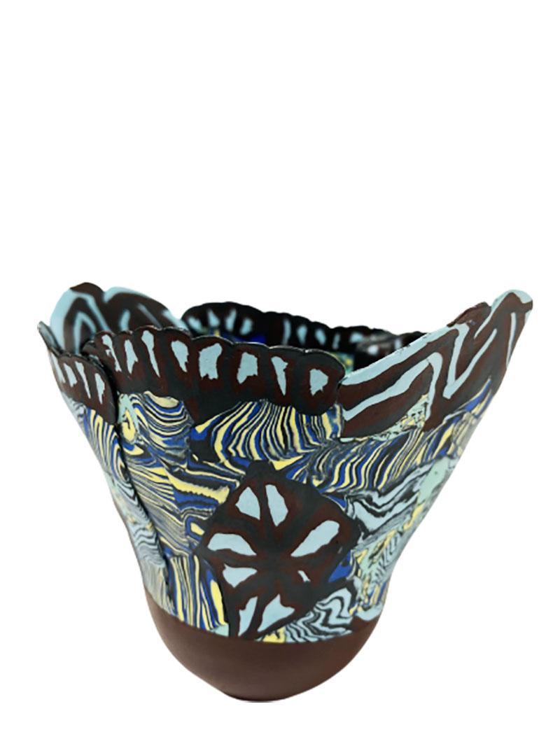 Vase coloré en porcelaine néerlandaise par Judith de Vries, Amsterdam

Judith de Vries, née en 1957 et située à Amsterdam
Ce petit vase de 14 cm de haut, 15,7 cm de large et la profondeur est de 13 cm est fait d'argile de porcelaine avec la