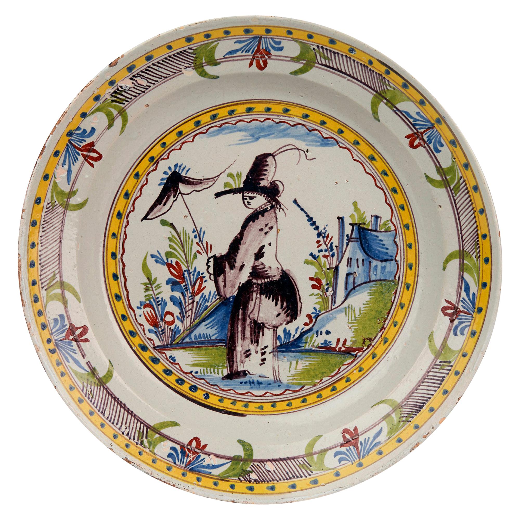 Raro piatto olandese in ceramica Delft Faience policromo con donna in paesaggio