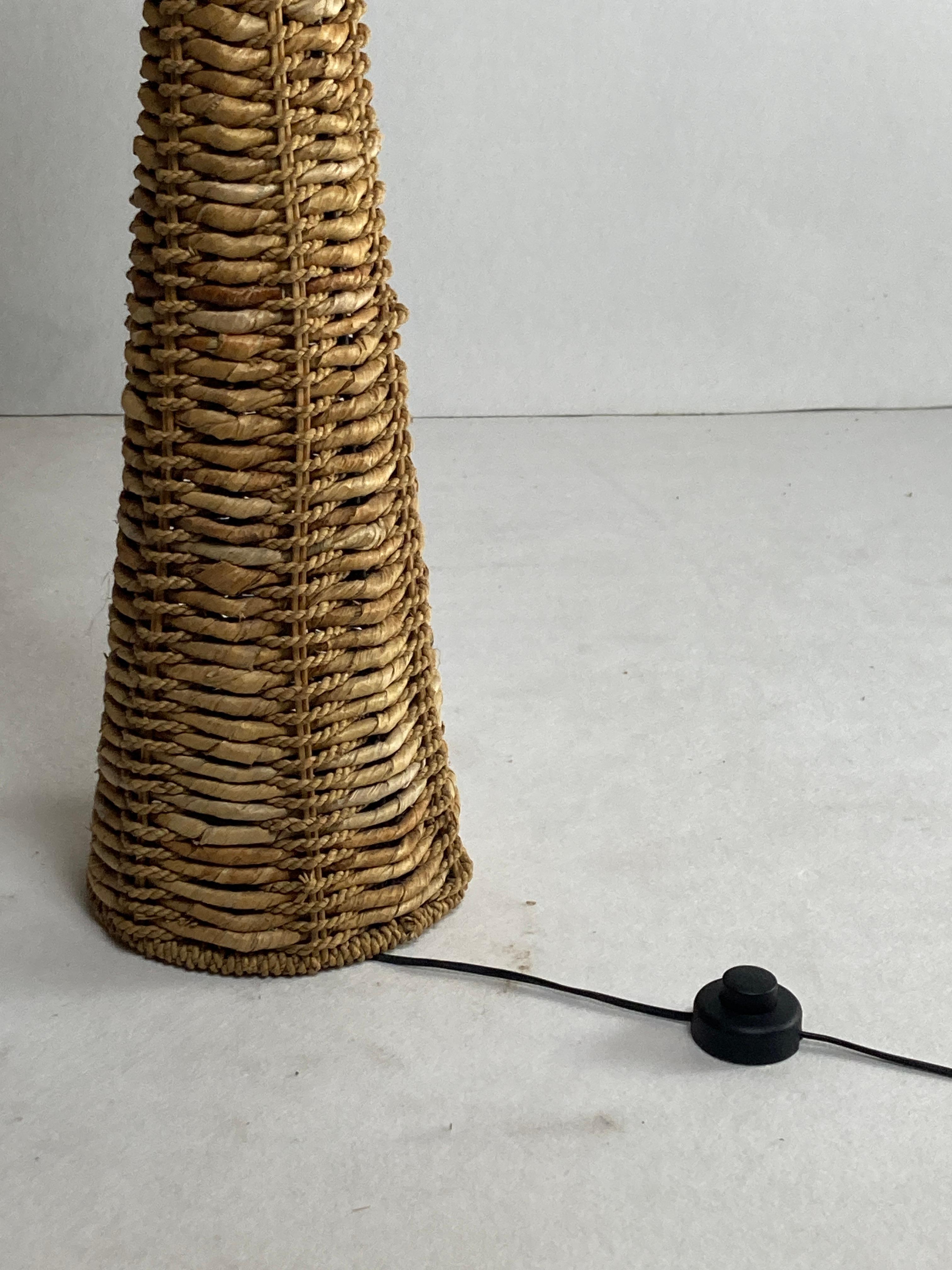 Lámpara de pie en forma de seta de hoja de plátano tejida en ratán holandés, años 60 en venta 8